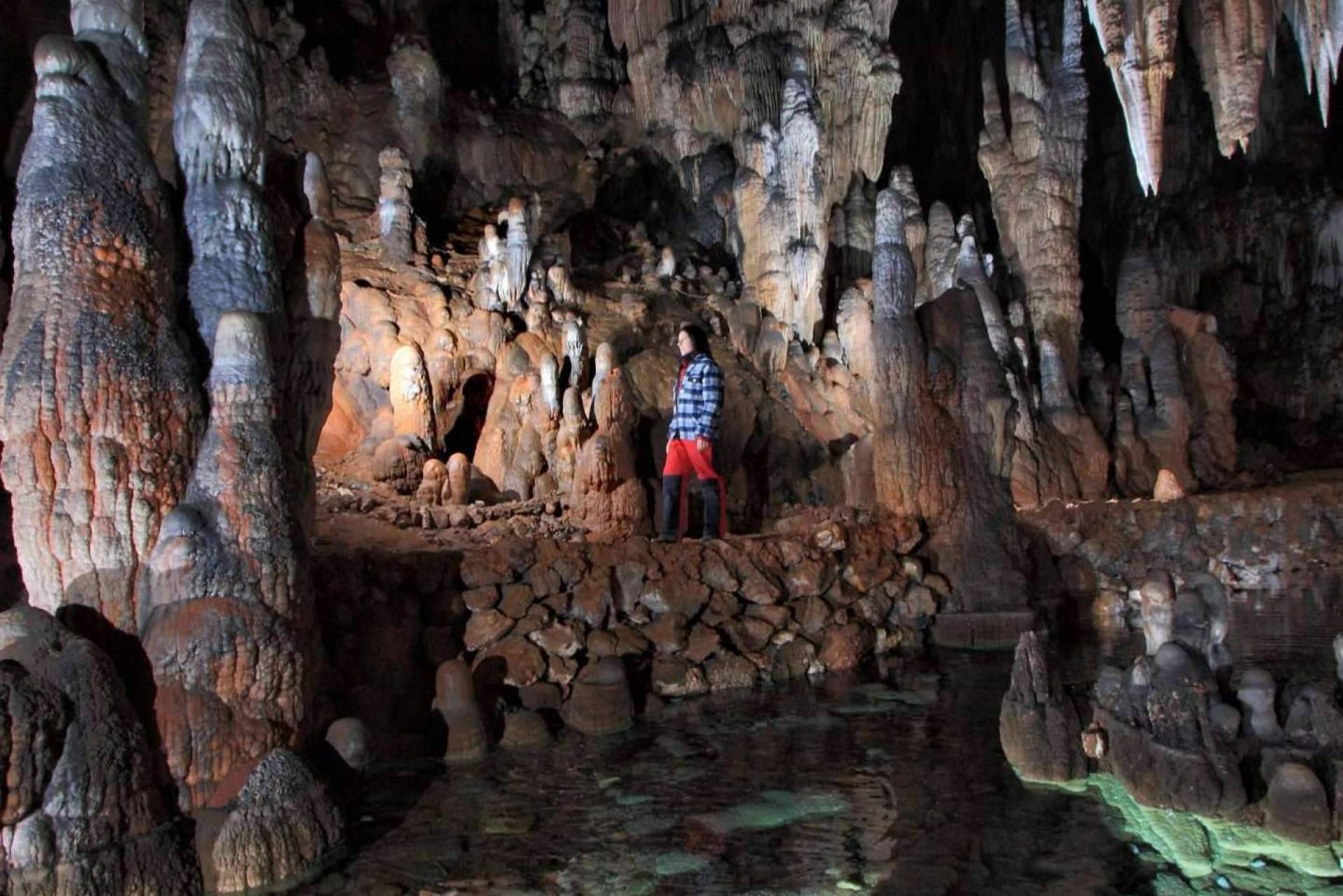 Explorar el mundo subterráneo con la campaña #VeranoIN de Cuevas Turísticas Españolas