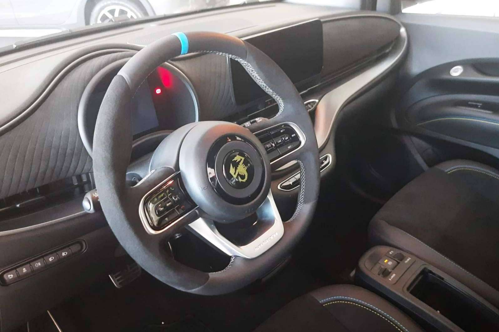 Abarth impulsa la electrificación; Lanza el Abarth 500e y Ascauto lo ofrece en Madrid