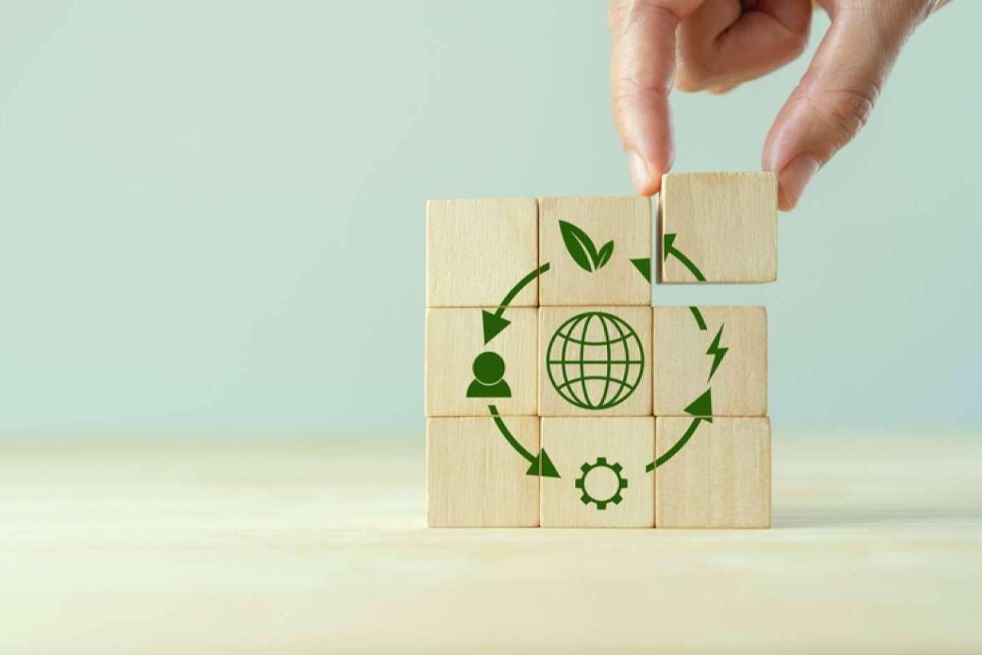 ¿Cuál es el impacto socioeconómico de la transición a energías renovables en economías emergentes?