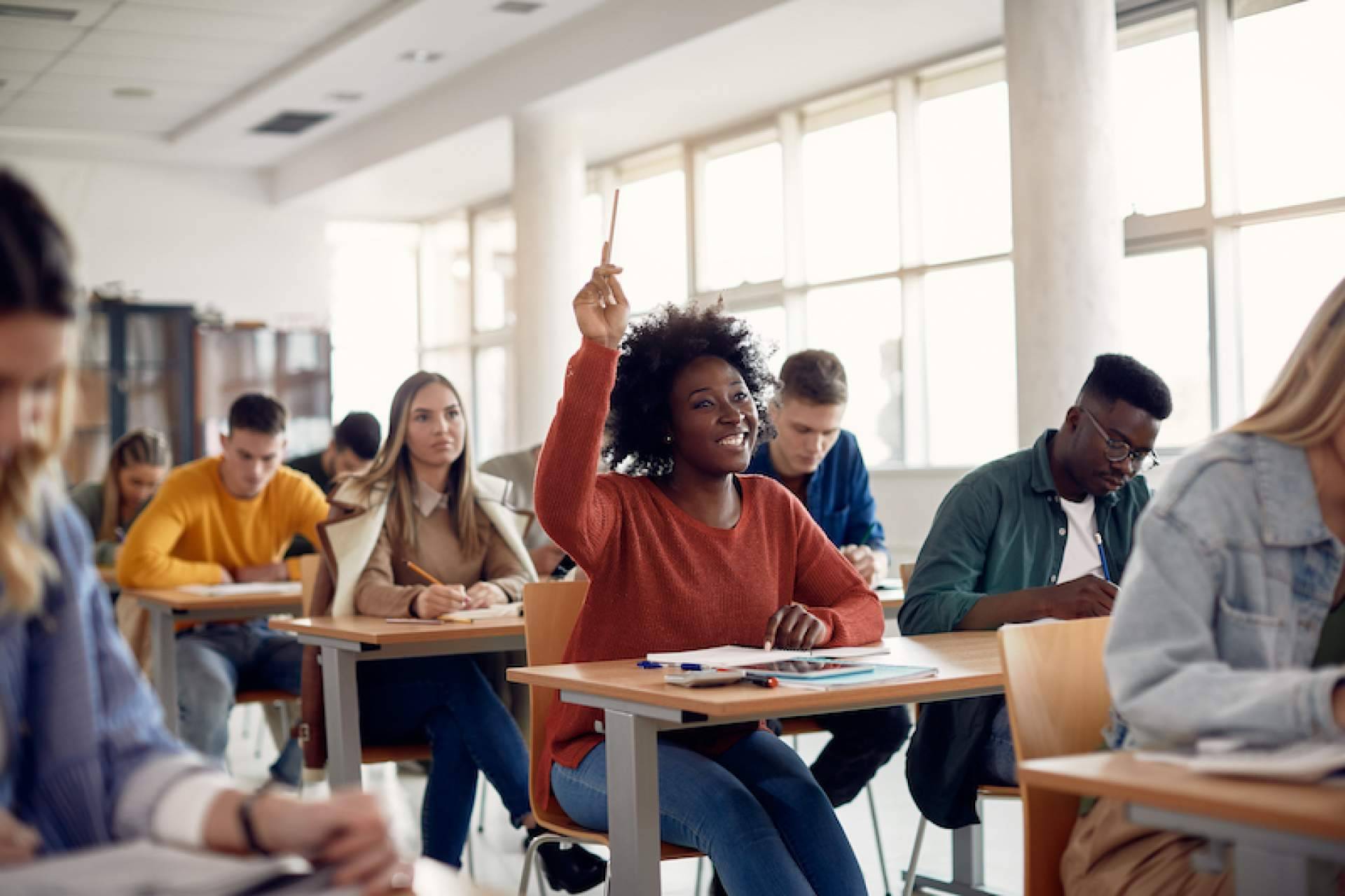 ApruebaTodo contrata a graduados y doctores para ayudar a universitarios con sus trabajos