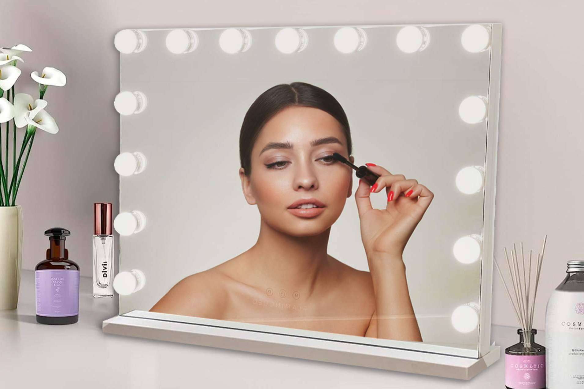 Este espejo con luz de maquillaje de la marca Flamingueo tiene excelentes valoraciones, y en zerca! está a muy buen precio