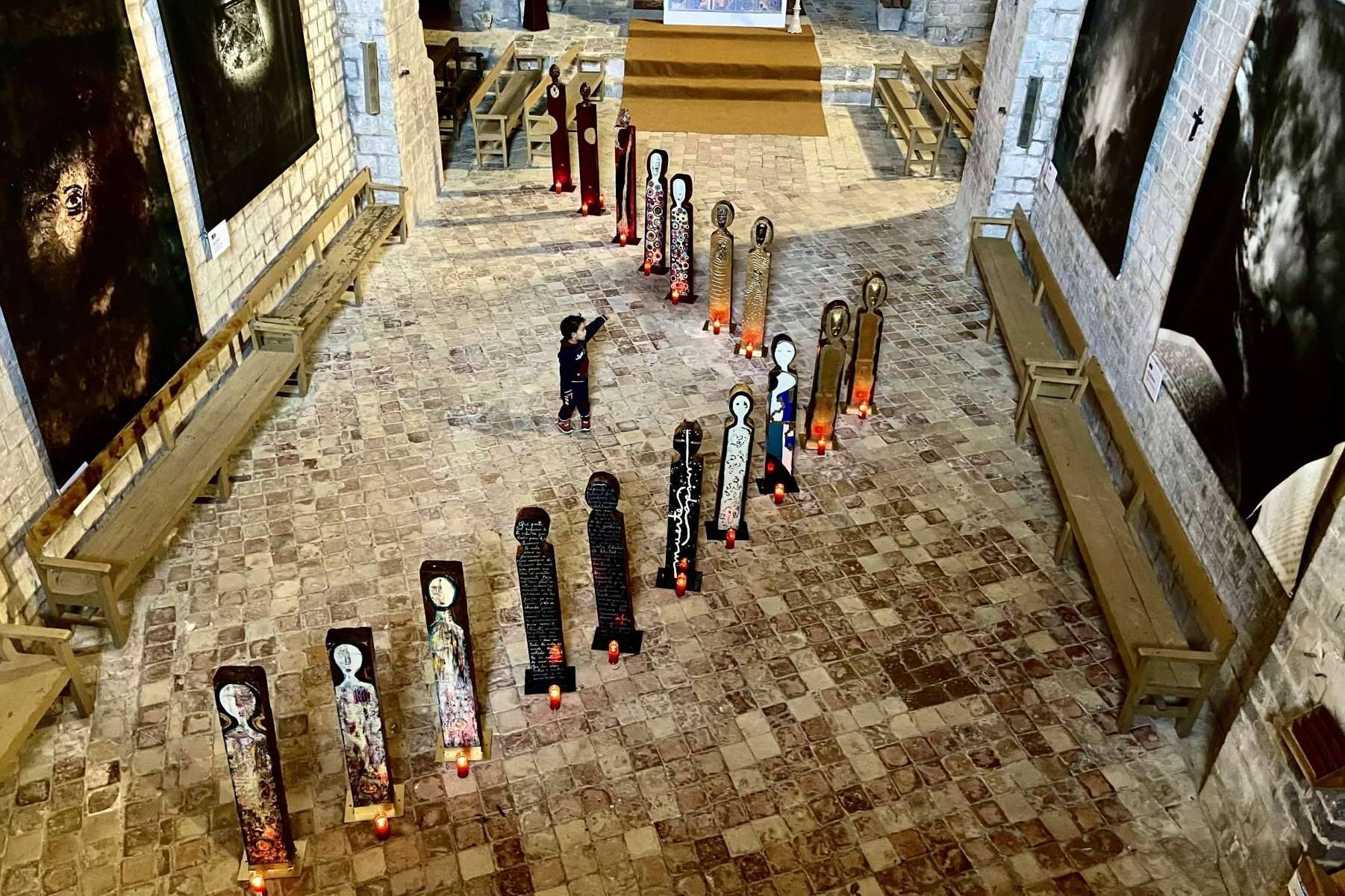 Todo lo que esconde la exposición de Tótems en la iglesia románica de Sant Jaume de Frontanyà