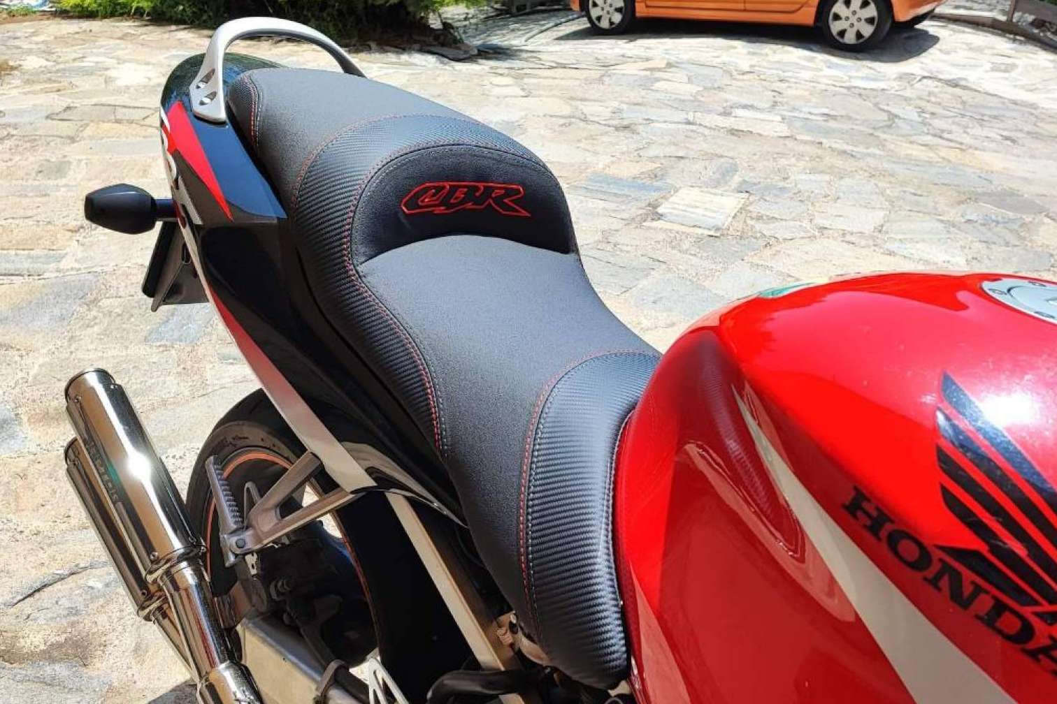 Amplio catálogo de asientos confortables para motos de carretera, de la mano de JM-Fundas