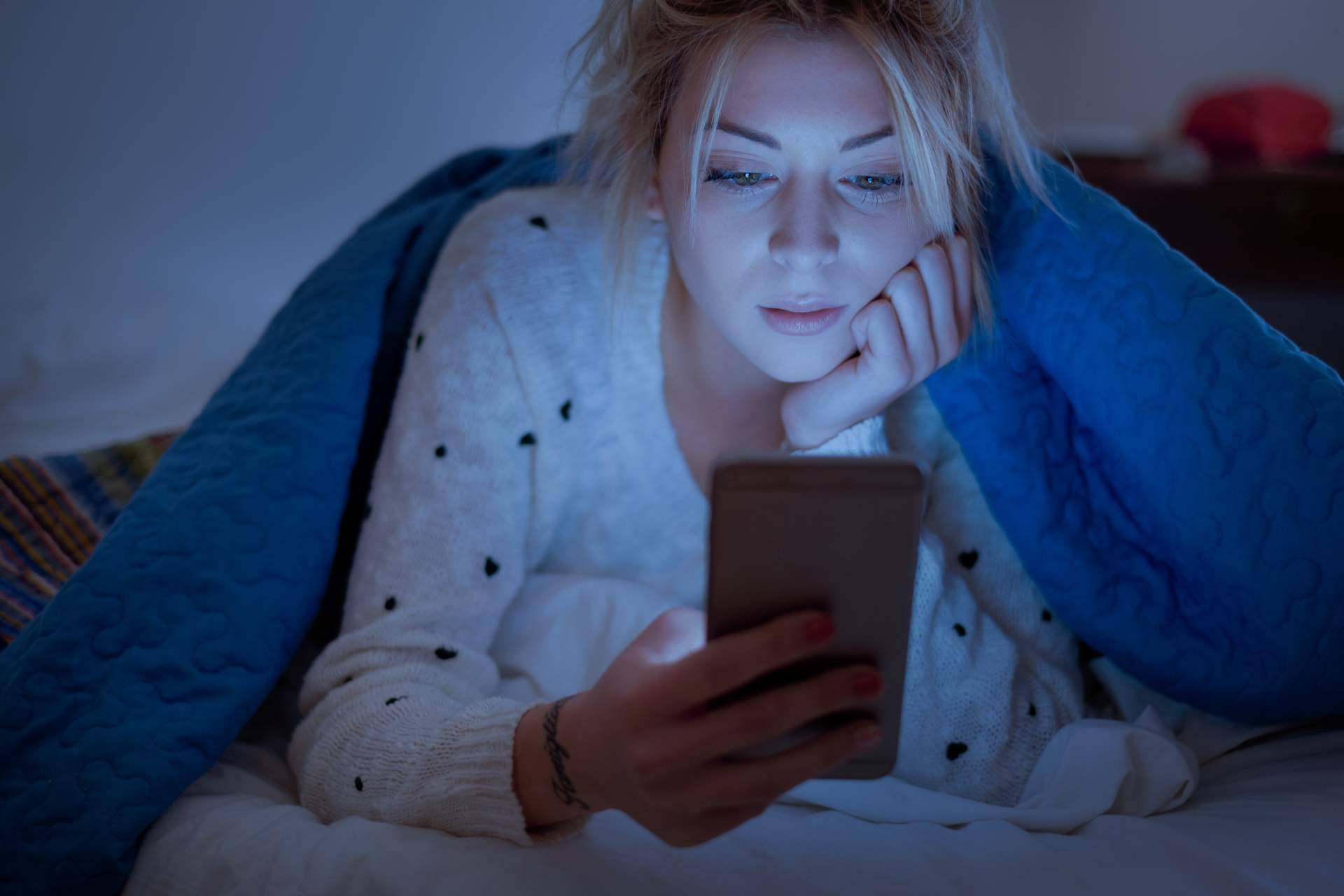 La luz azul que emiten las pantallas digitales y el fotoenvejecimiento cutáneo
