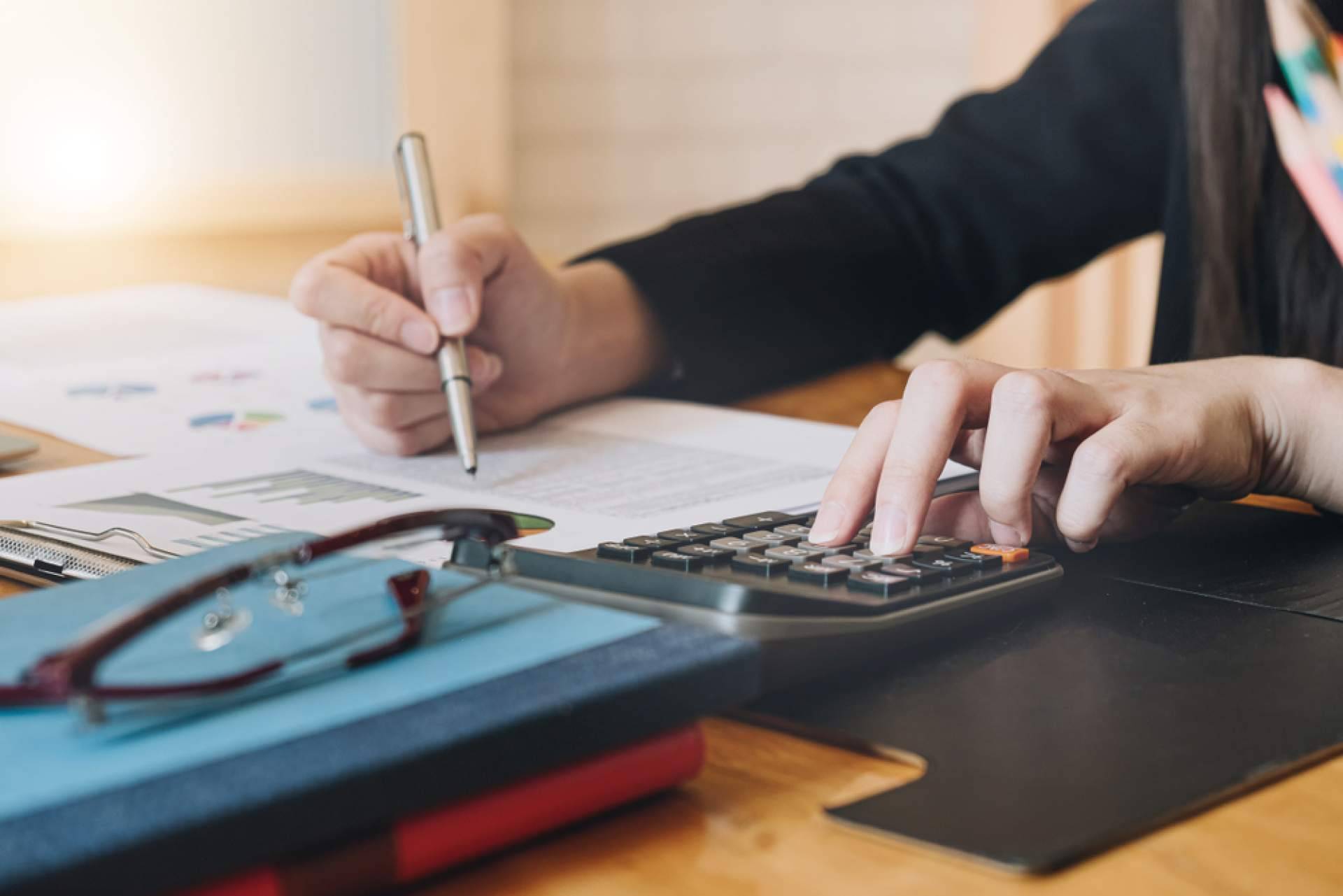 Cuáles son las ventajas para un vendedor y comprador de utilizar un fiduciario o agente Escrow
