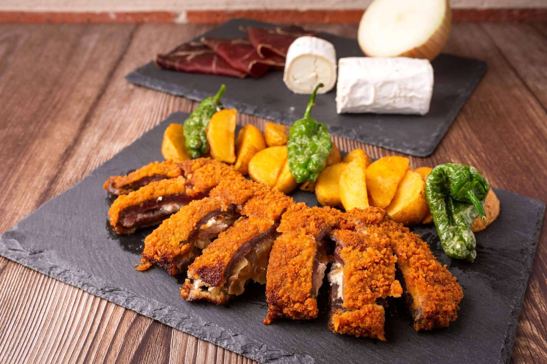 Degustar deliciosos cachopos en los locales Kachopo King