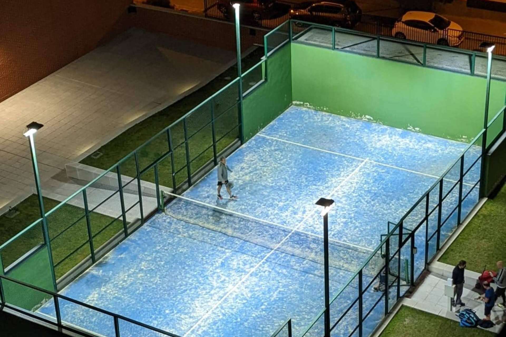 En comunidades de vecinos, iluminación de pistas de pádel con los focos ProTour de Óptima LED