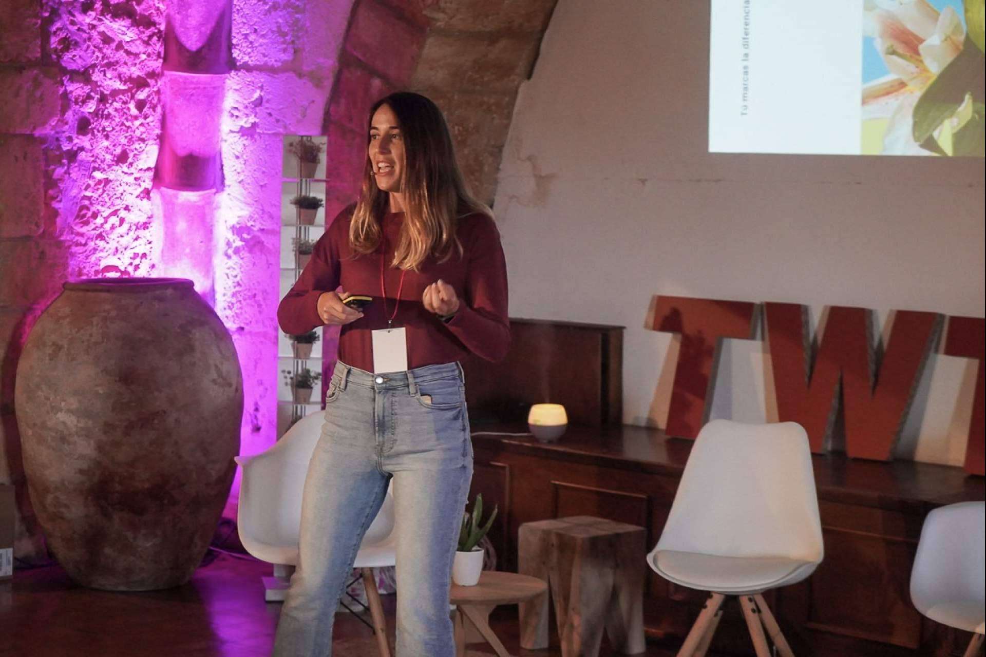 La academia para emprendedores que enseña a pensar como un estratega digital, Academia Dosis Digitales