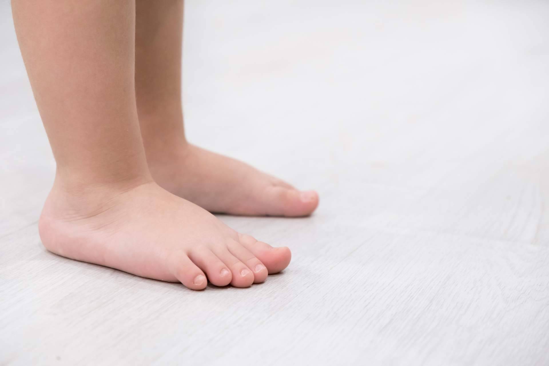 La salud de los pies de los niños que hacen deporte