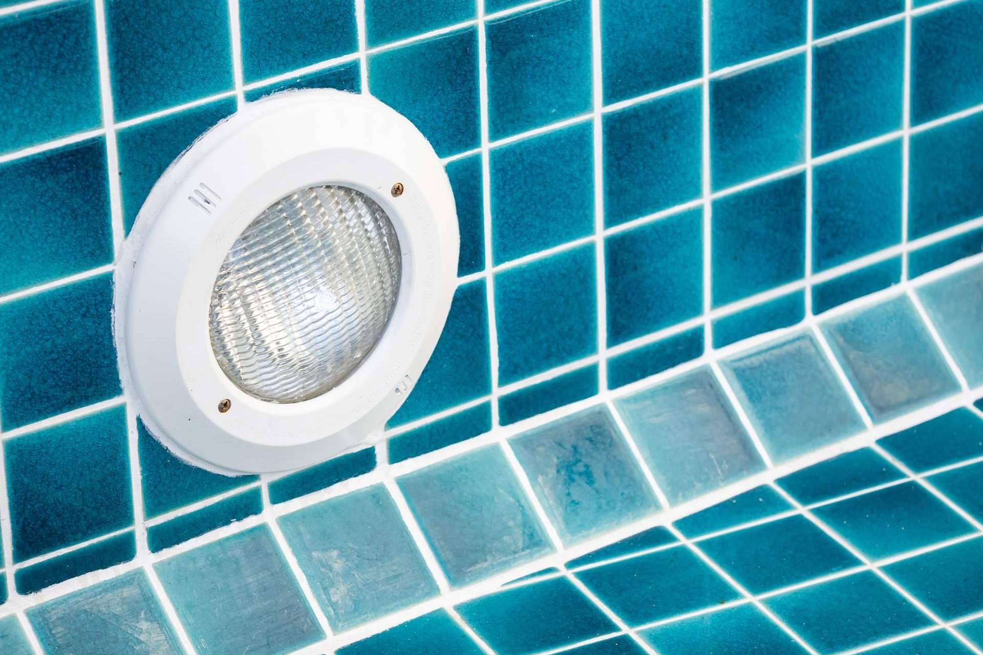 El innovador sistema de iluminación para piscina con cable de 4 hilos y 5 hilos de Warmpool