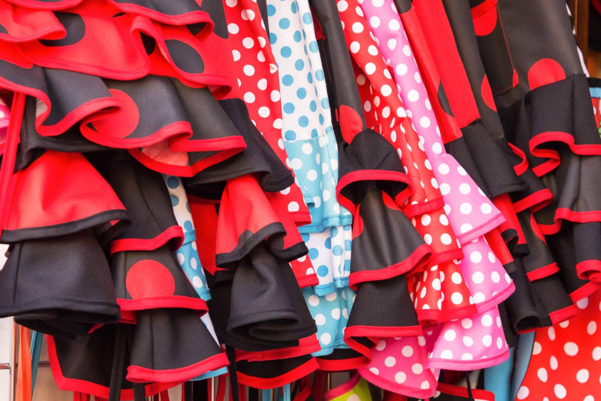 Viva La Feria presenta la falda rociera; el atuendo flamenco auténtico que refleja cultura y moda andaluza