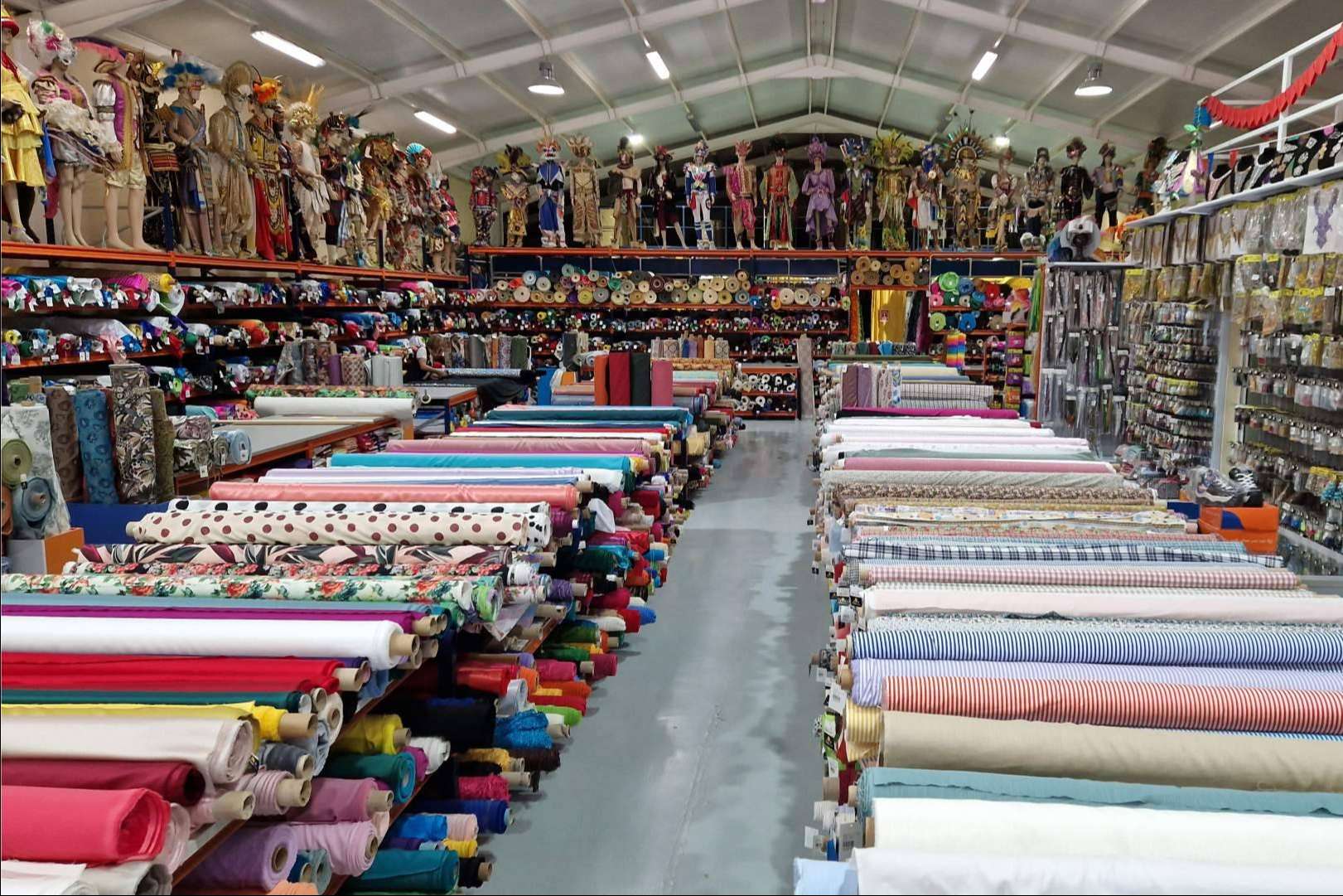 Descubrir un paraíso de color y creatividad, la tienda de Carnaval Almacenes Casa Ángel