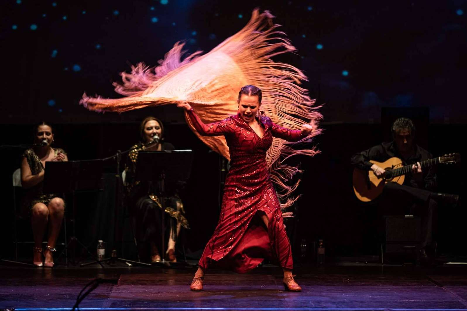 Acercarse a la tradición de cantar y bailar por Navidad, con la compañía Miriam Jiménez