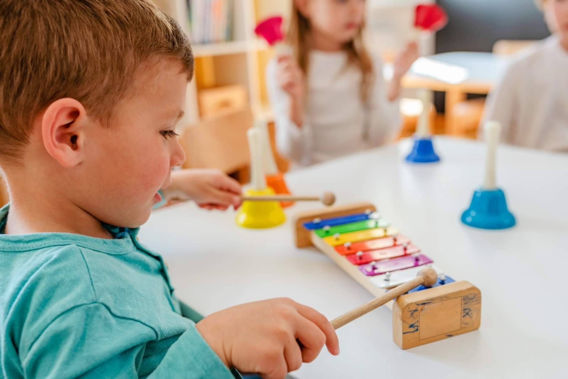 La importancia de tocar un instrumento para el desarrollo integral, por Escuela de Música La Clave