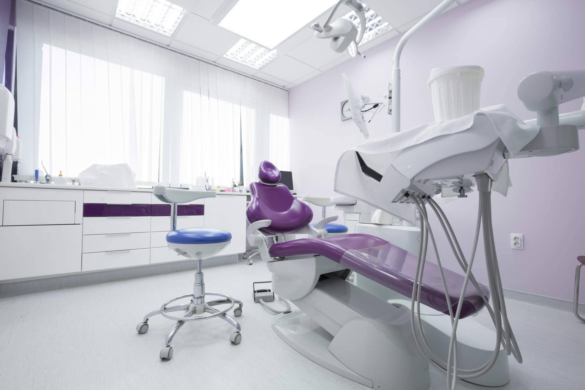 ¿Cómo es la colaboración entre DFLAT y la Clínica Dental DenEst?