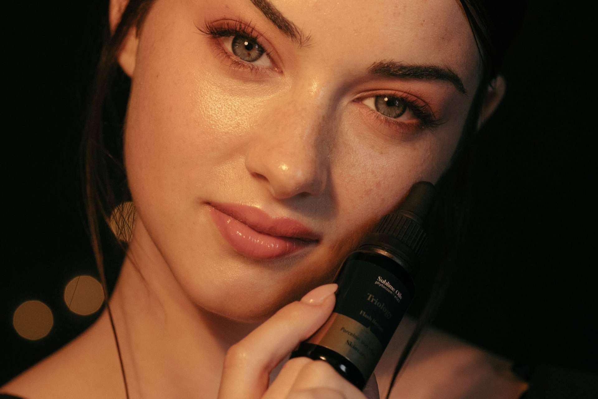 Un producto de referencia de grandes maquilladores para preparar la piel en Navidad es Serum Triology