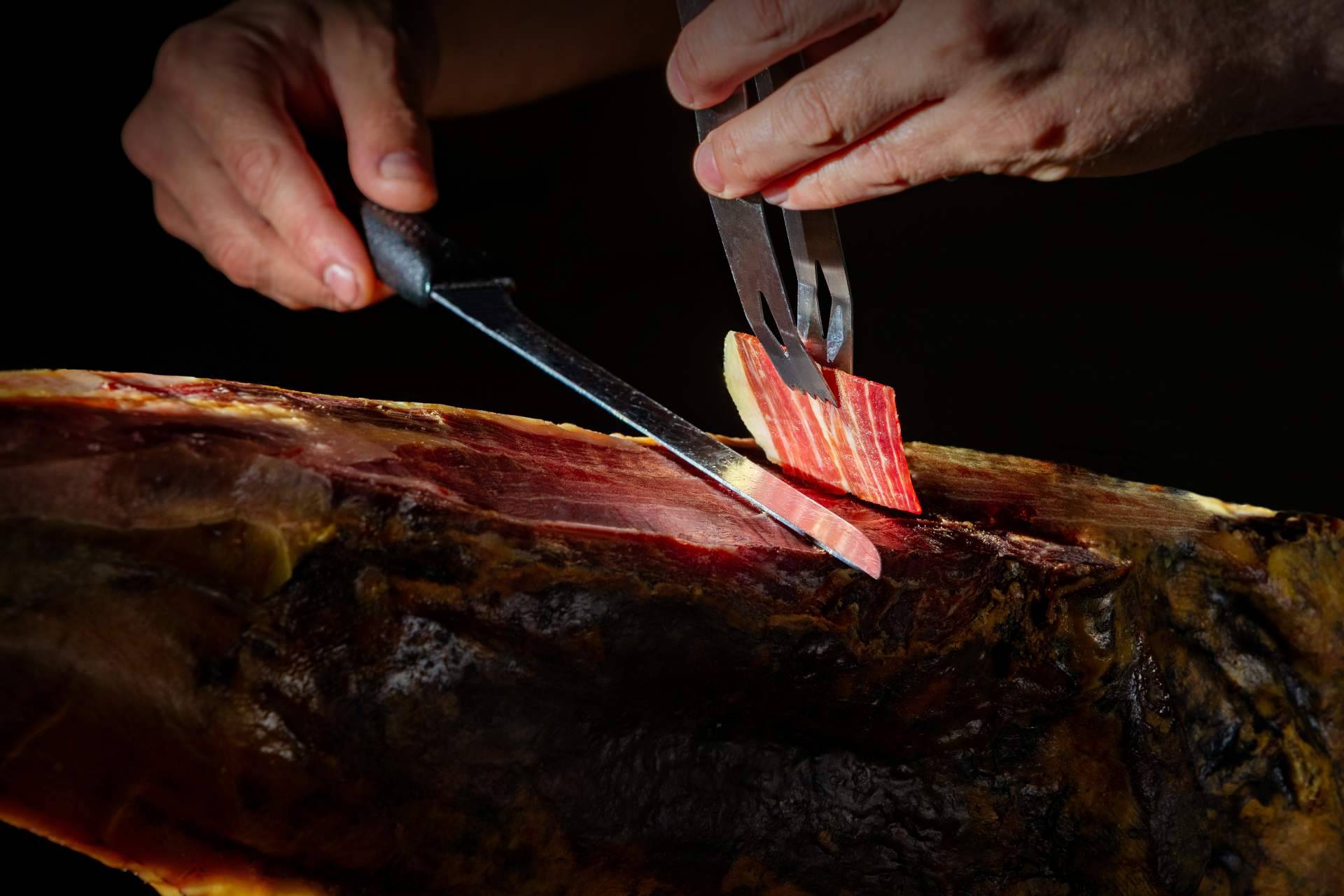 ¿Cómo cortar el jamón de Jabugo?, la tienda Repibérico lo explica