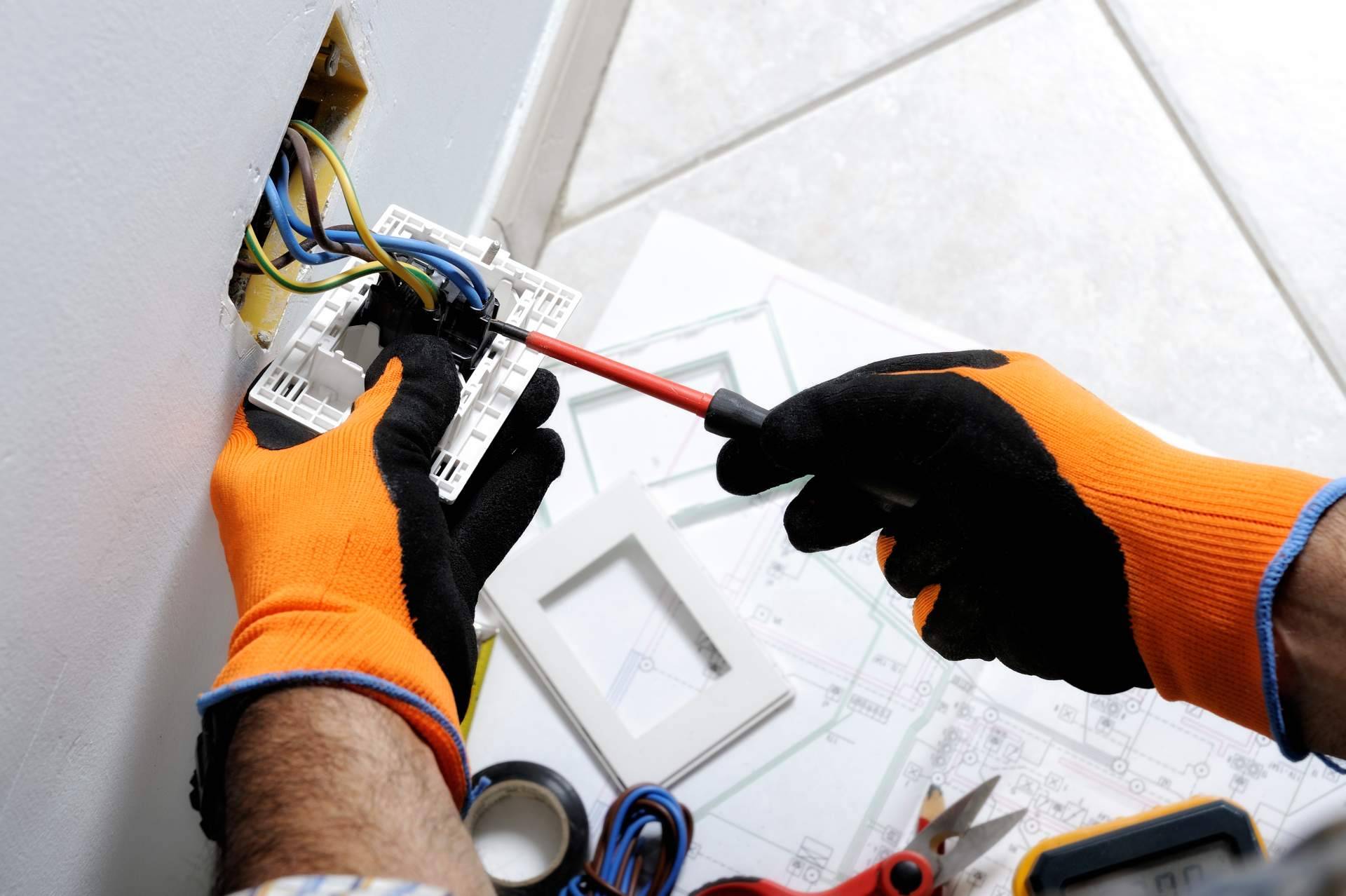 Razones por las que recurrir a las instalaciones eléctricas, por EcoAutomatismos