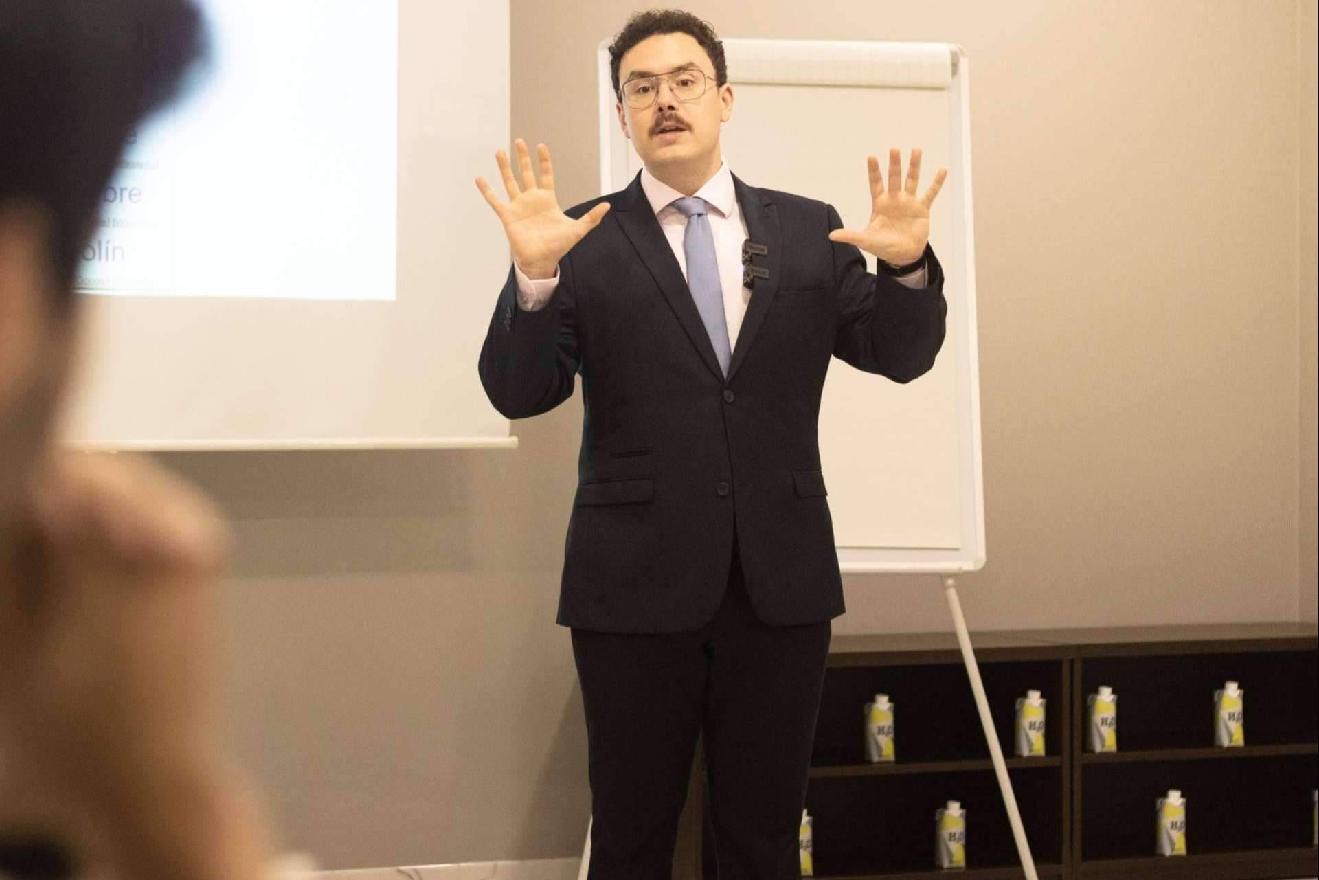 Fernando Miralles, el experto en oratoria que ofrece un taller para aprender a hablar en público