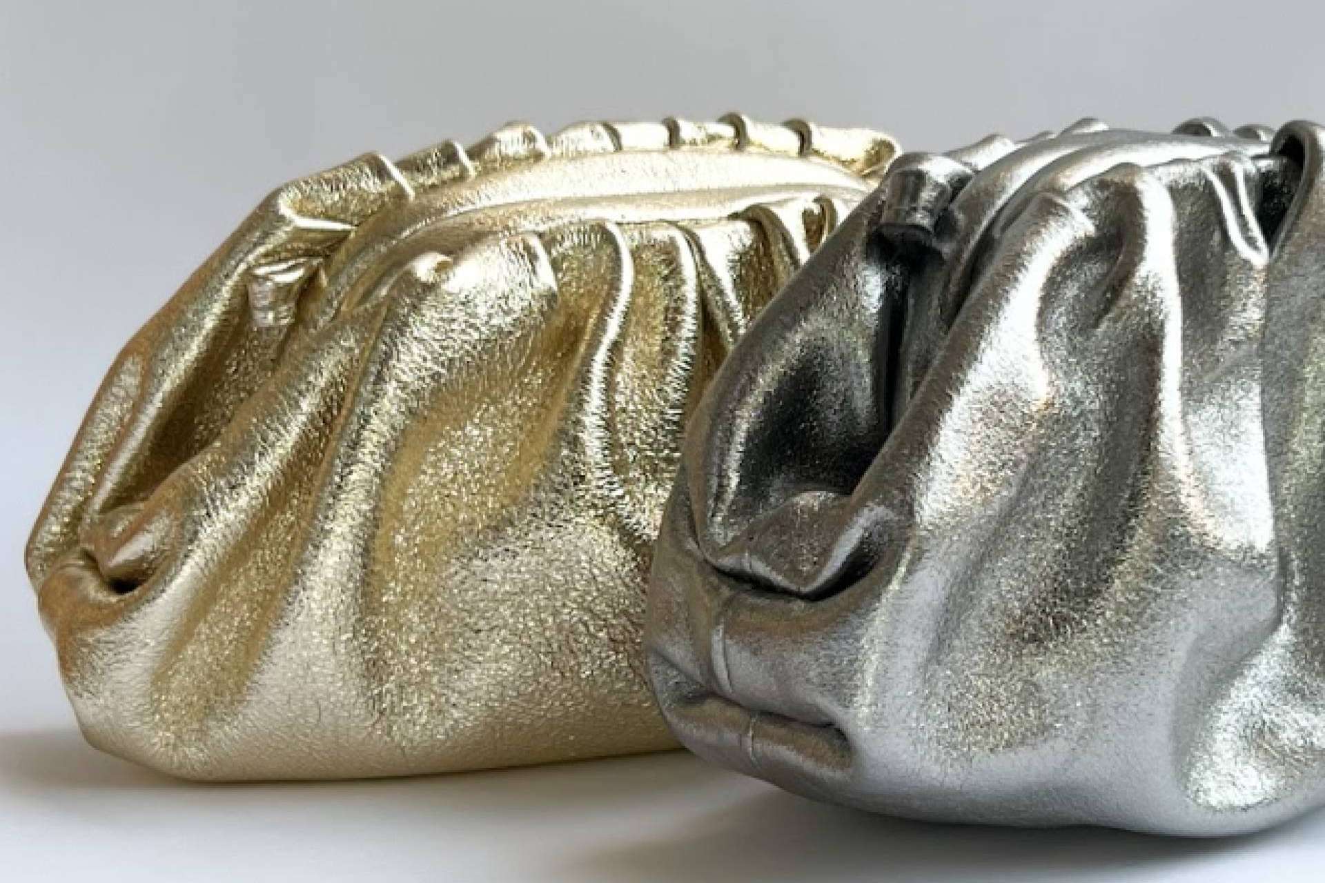 Bolso de piel low cost inspirado en el mini pouch de Bottega Veneta que todas las estilistas quieren