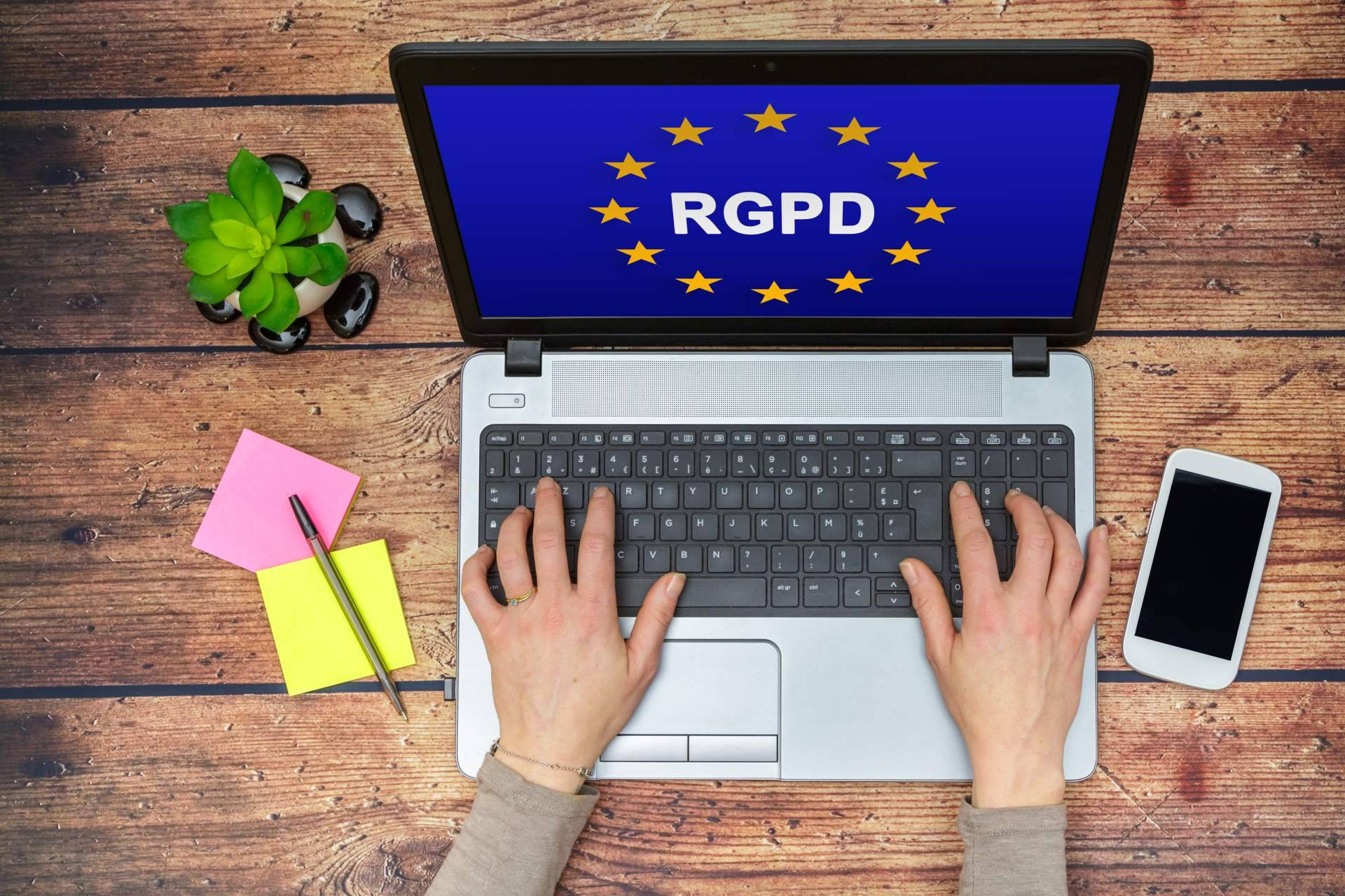 ¿La Ley de Protección de Datos se limita solamente a una página web?, con Adaptanor