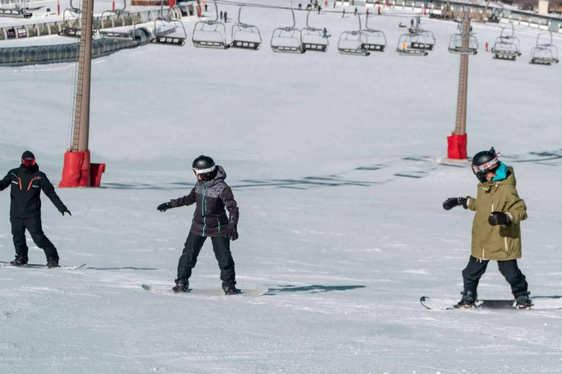 Clases de snowboard para todas las edades, con Sierra Nevada Adventure & Ski