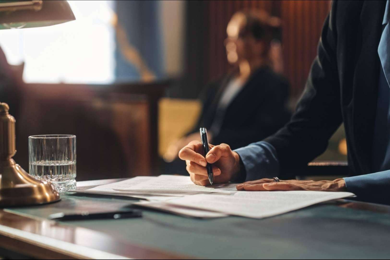 Al servicio de las empresas, expertise legal; resolución de conflictos entre socios