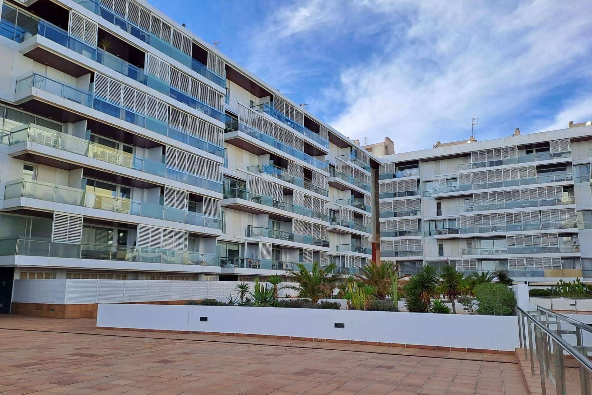 Viviendas y garajes en primera línea de la playa d’En Bossa; oportunidad de inversión en Ibiza