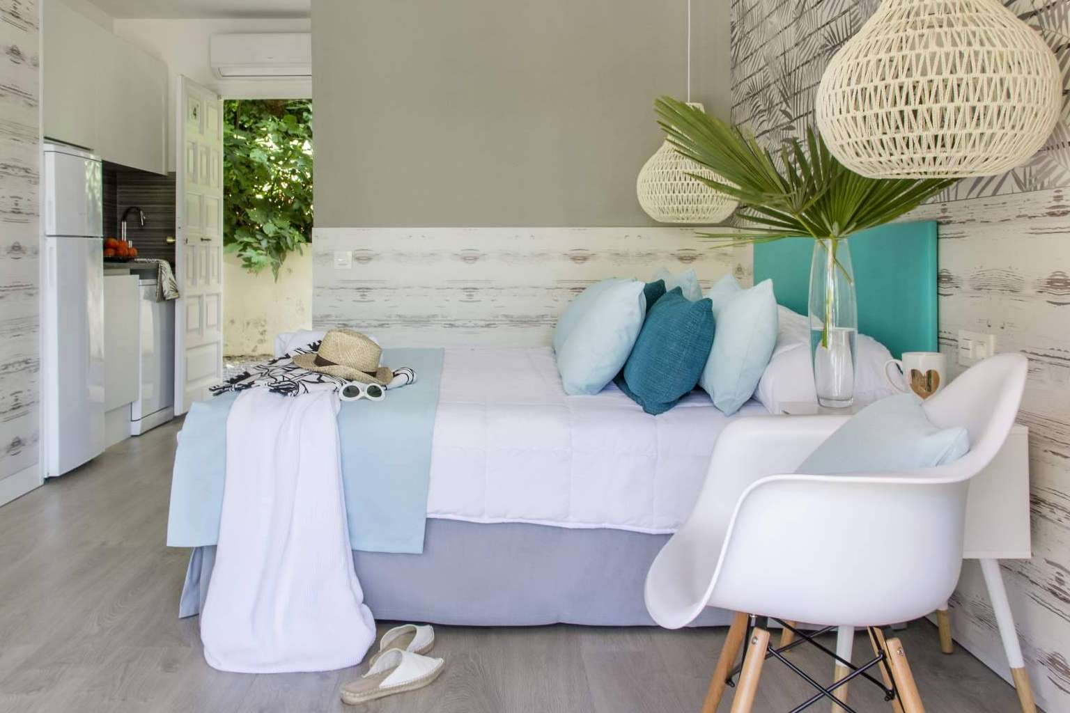 Apartmueble presenta su amplio catálogo de mobiliario para hostelería y restauración