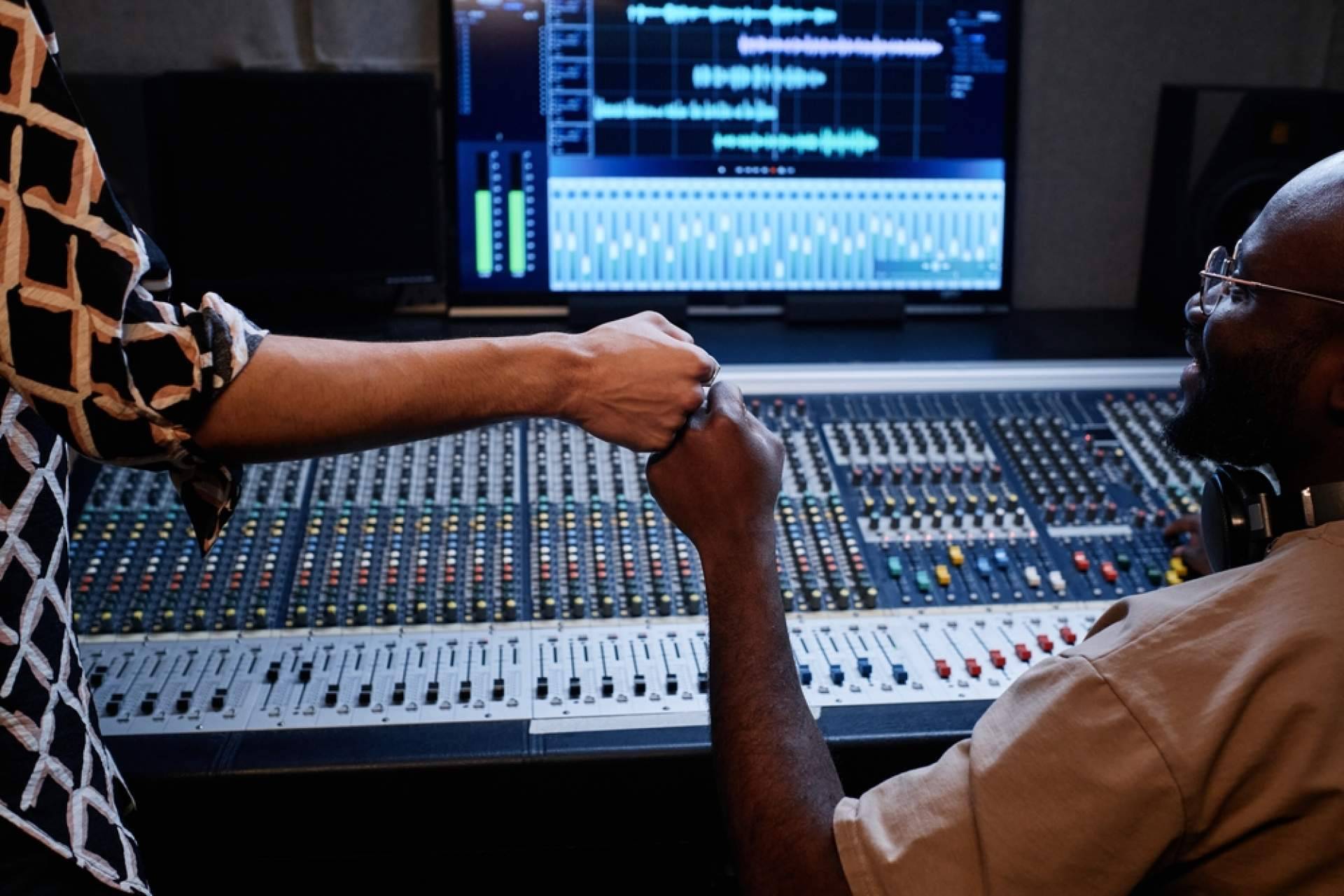 Los artistas con potencial pueden encontrar en CMMG una distribuidora musical sin obligaciones ni trampas