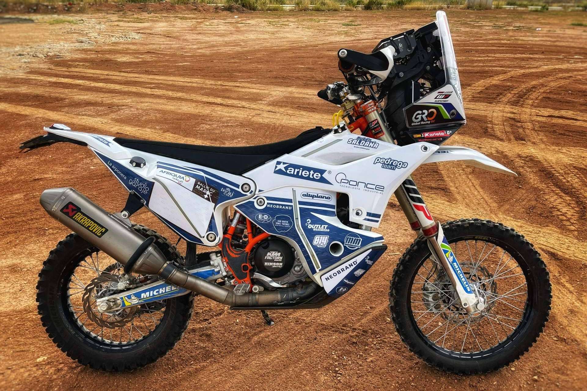 Dar un nuevo aspecto a la moto con plásticos y adhesivos de motocross
