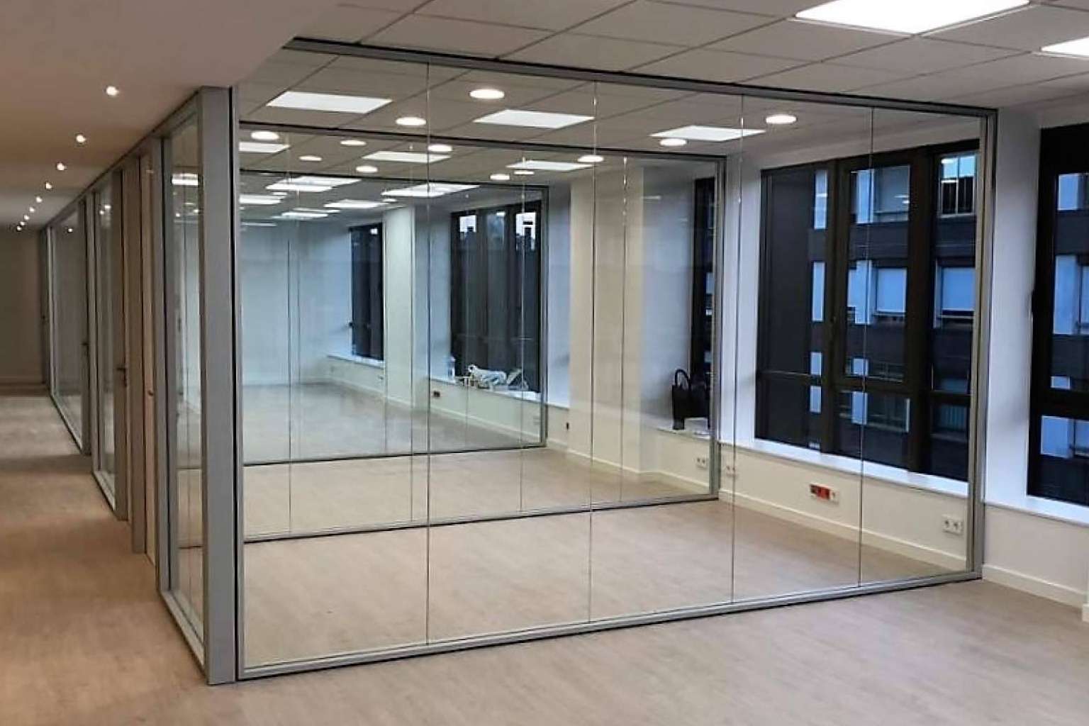 Instalación de mamparas de oficina en Madrid a cargo de los especialistas de Protecnics Global