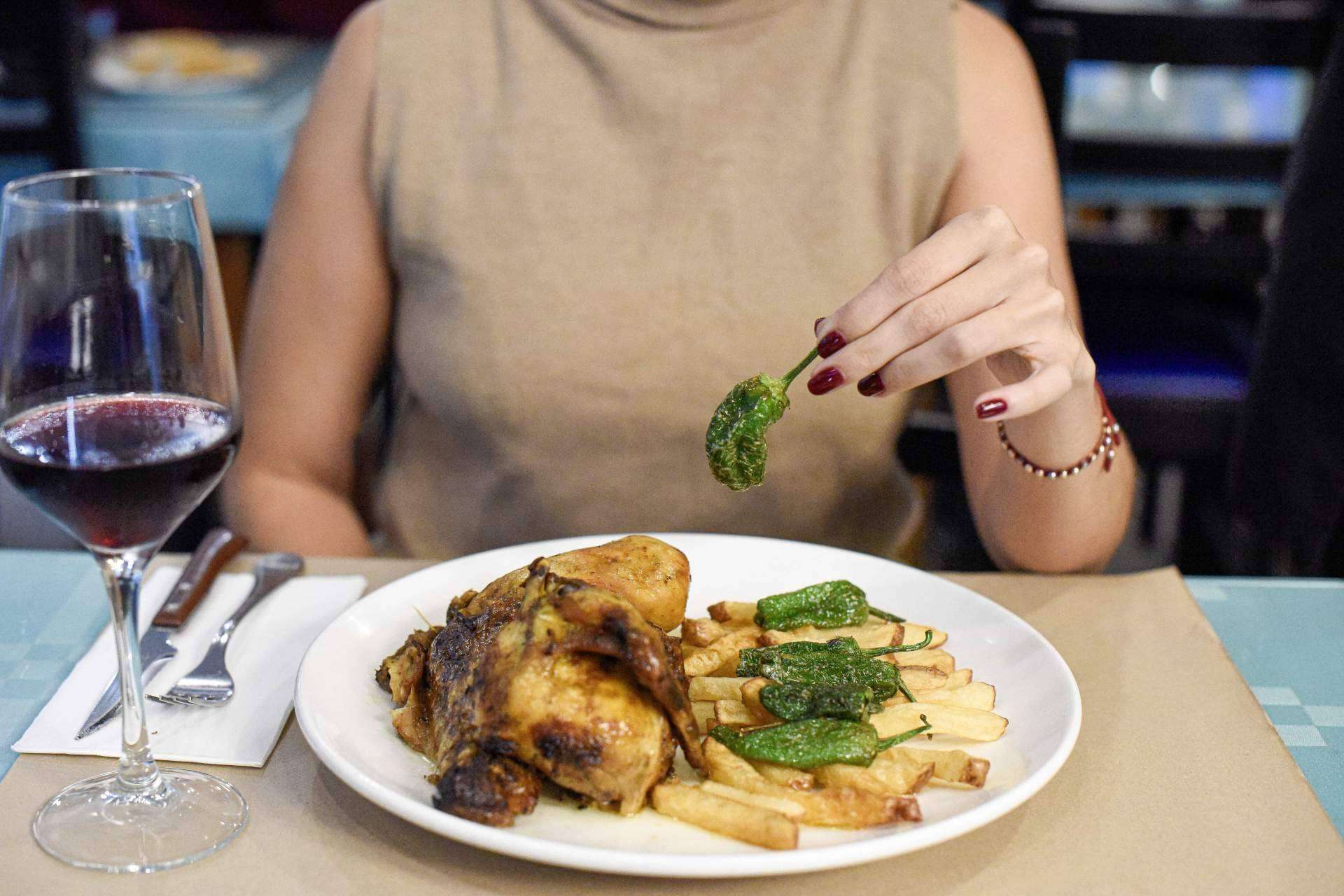¿Dónde disfrutar de la comida a la brasa en la Barceloneta? Pasa Tapas