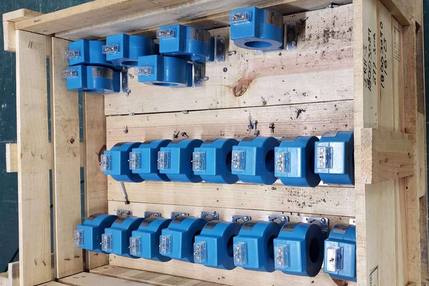 En proyectos de infraestructura y obra civil, elegir un buen equipamiento eléctrico es esencial