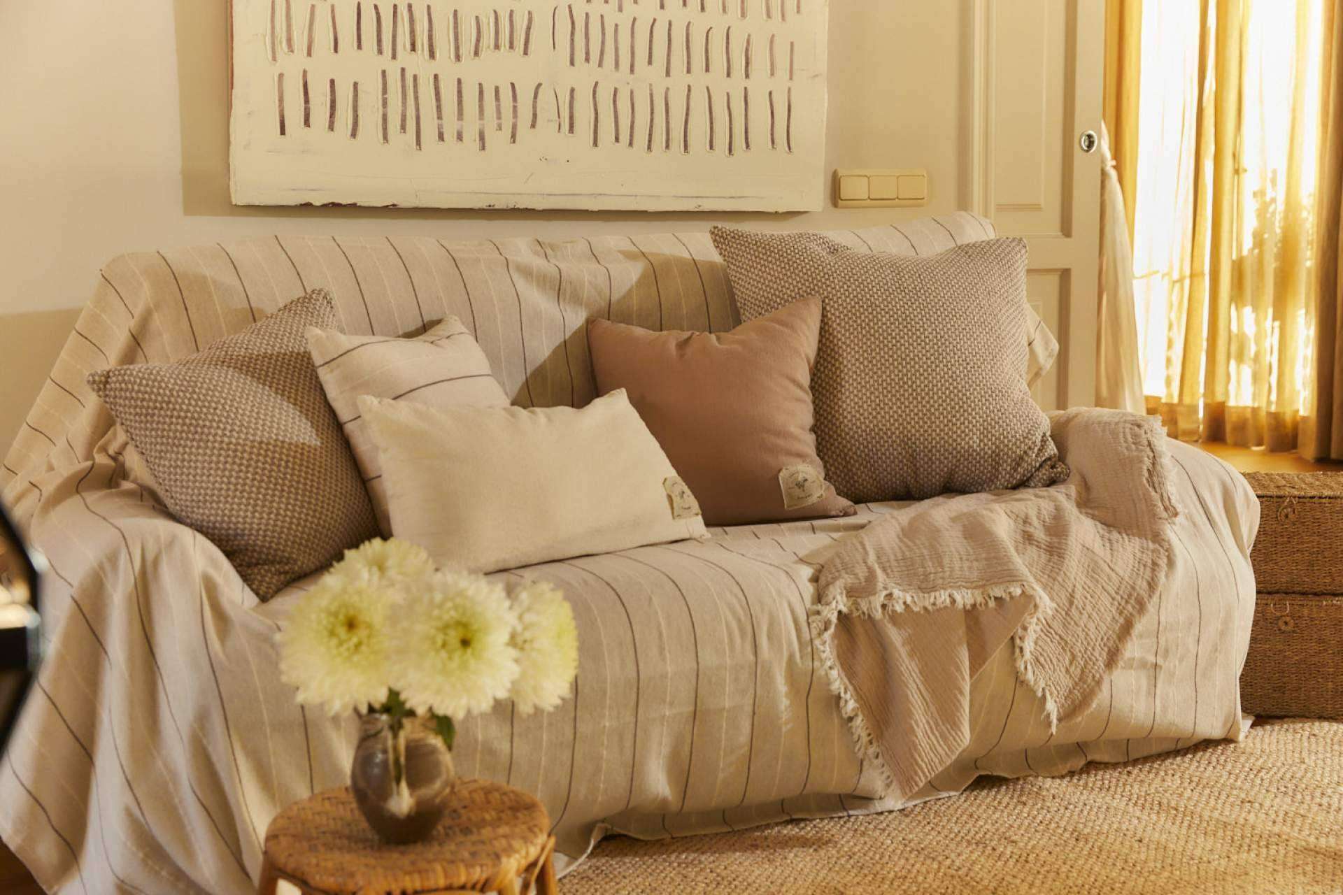 Dar un toque distintivo al salón con los textiles de Calma House