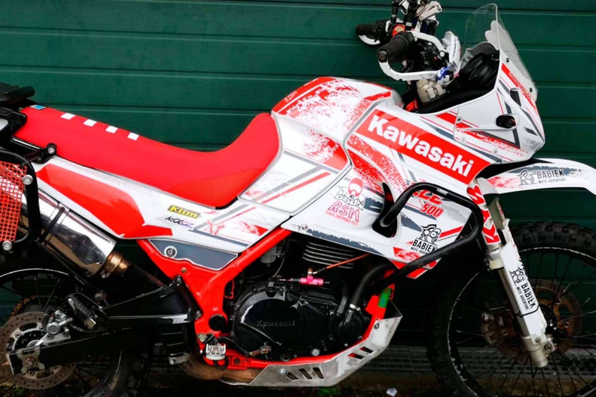 Dando un toque distintivo a la motocicleta con ADHESIVOSEMBARRADOS