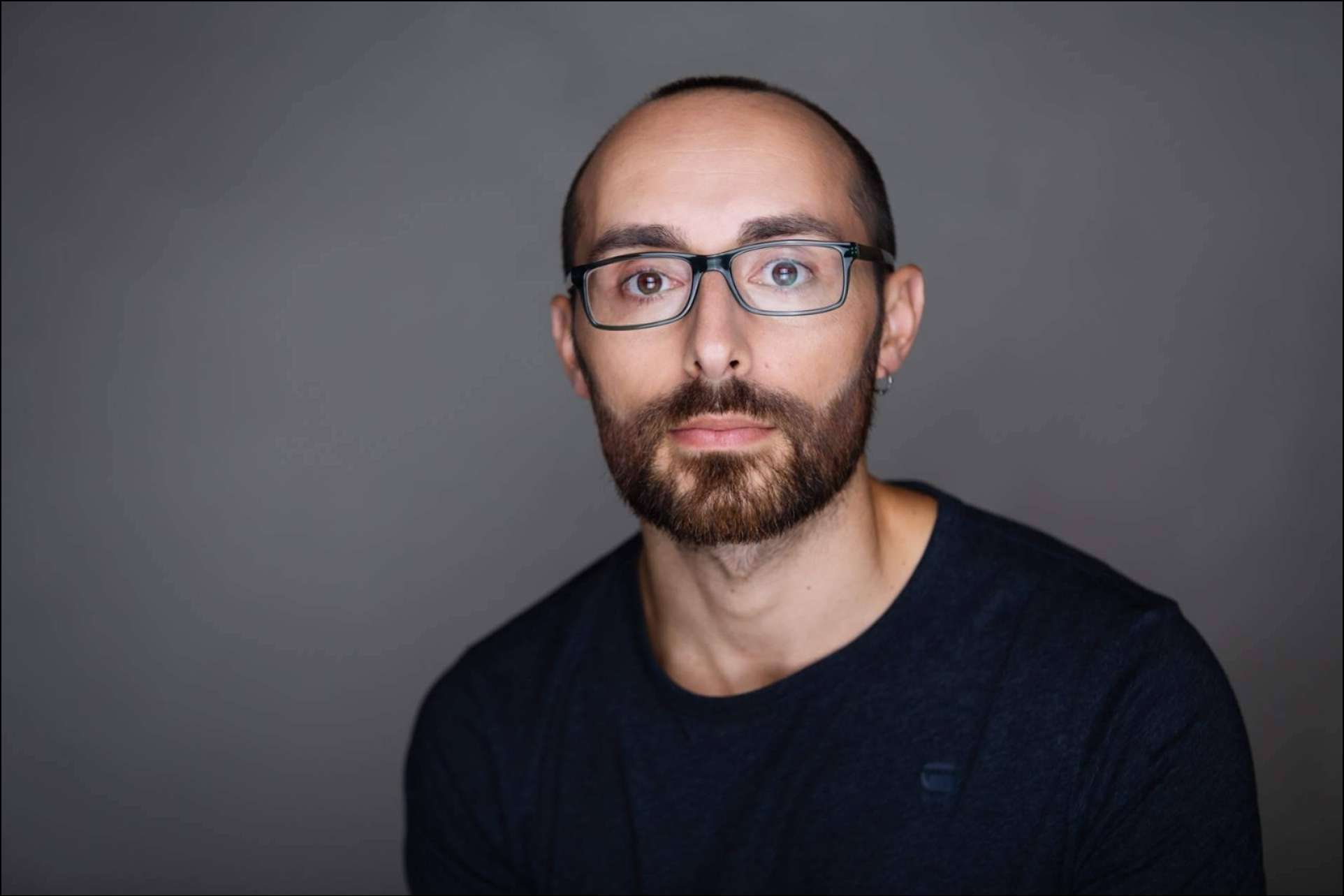 Javier Romero ofrece una mentoría para ayudar en la creación de un negocio rentable de maquillaje