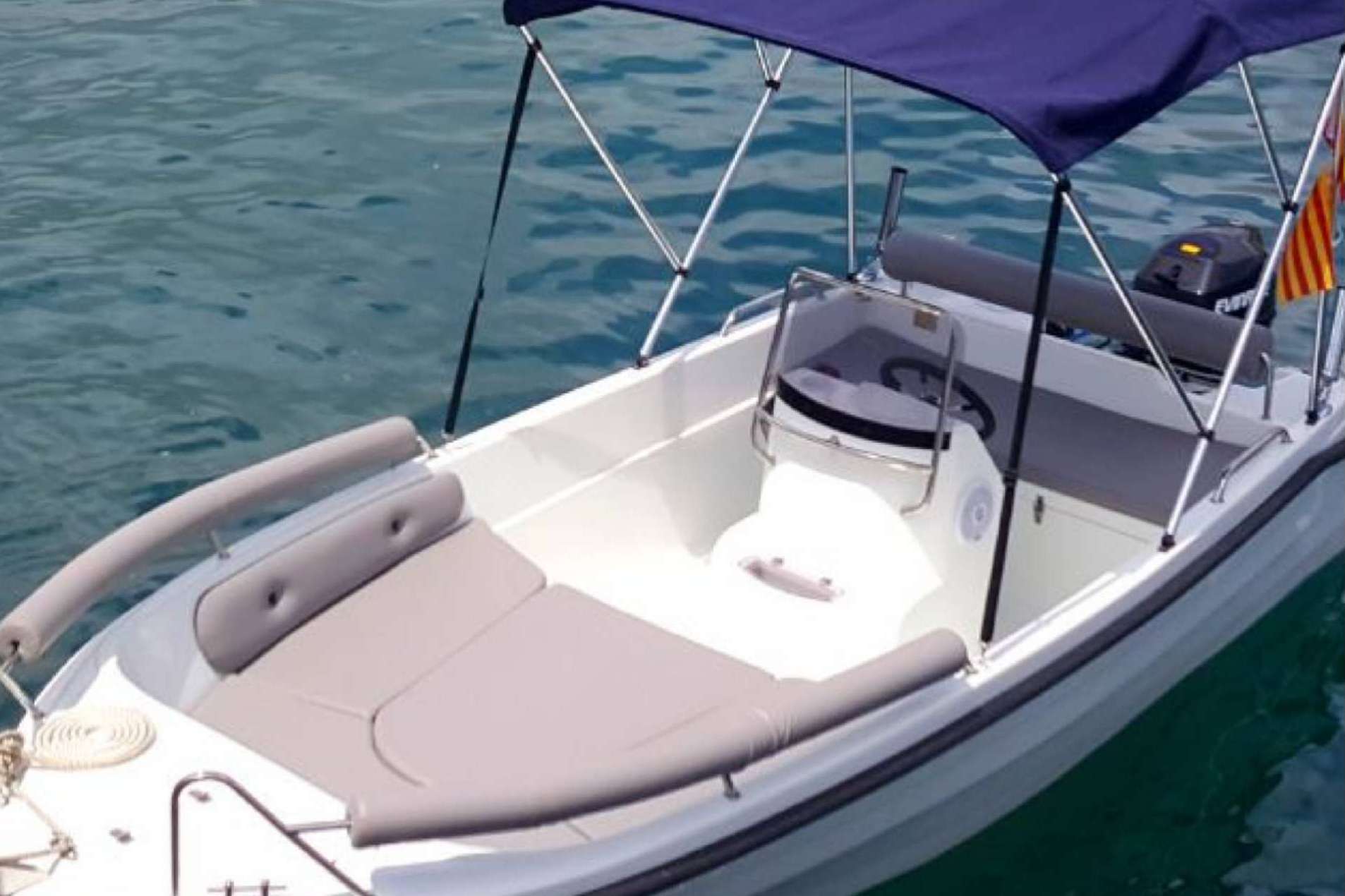 Costa Brava Rent a Boat ofrece un servicio de alquiler de barco con o sin licencia en Blanes