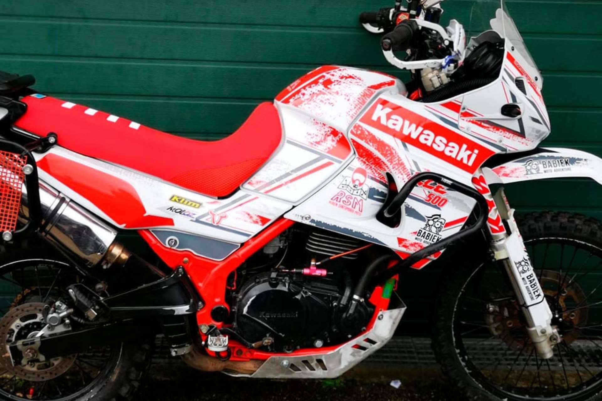 ADHESIVOSEMBARRADOS facilita un diseño personalizado de pegatinas para motos offroad