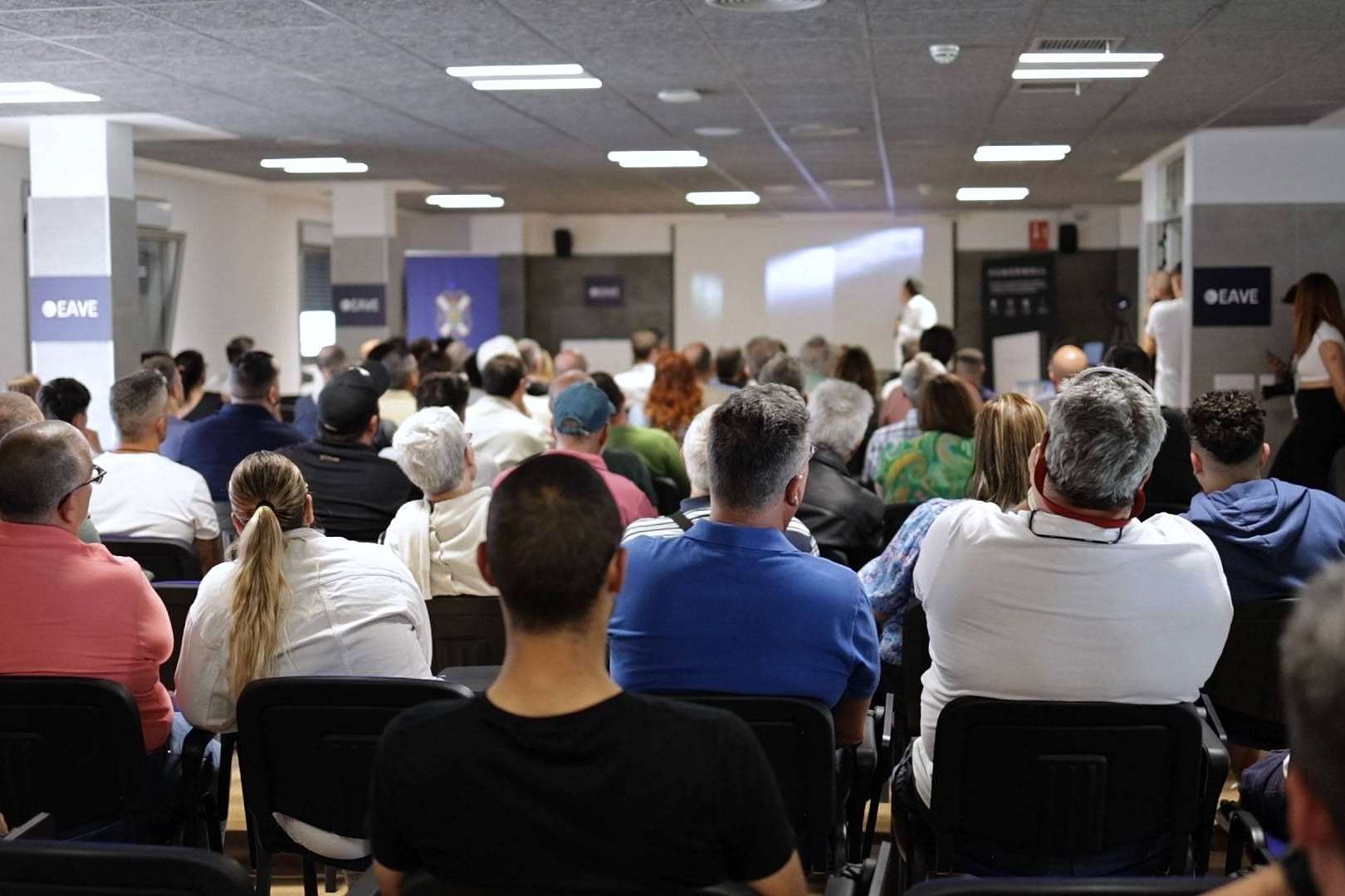 En un evento conjunto entre EAVE y Tesla Energy se presenta la revolucionaria batería Powerwall