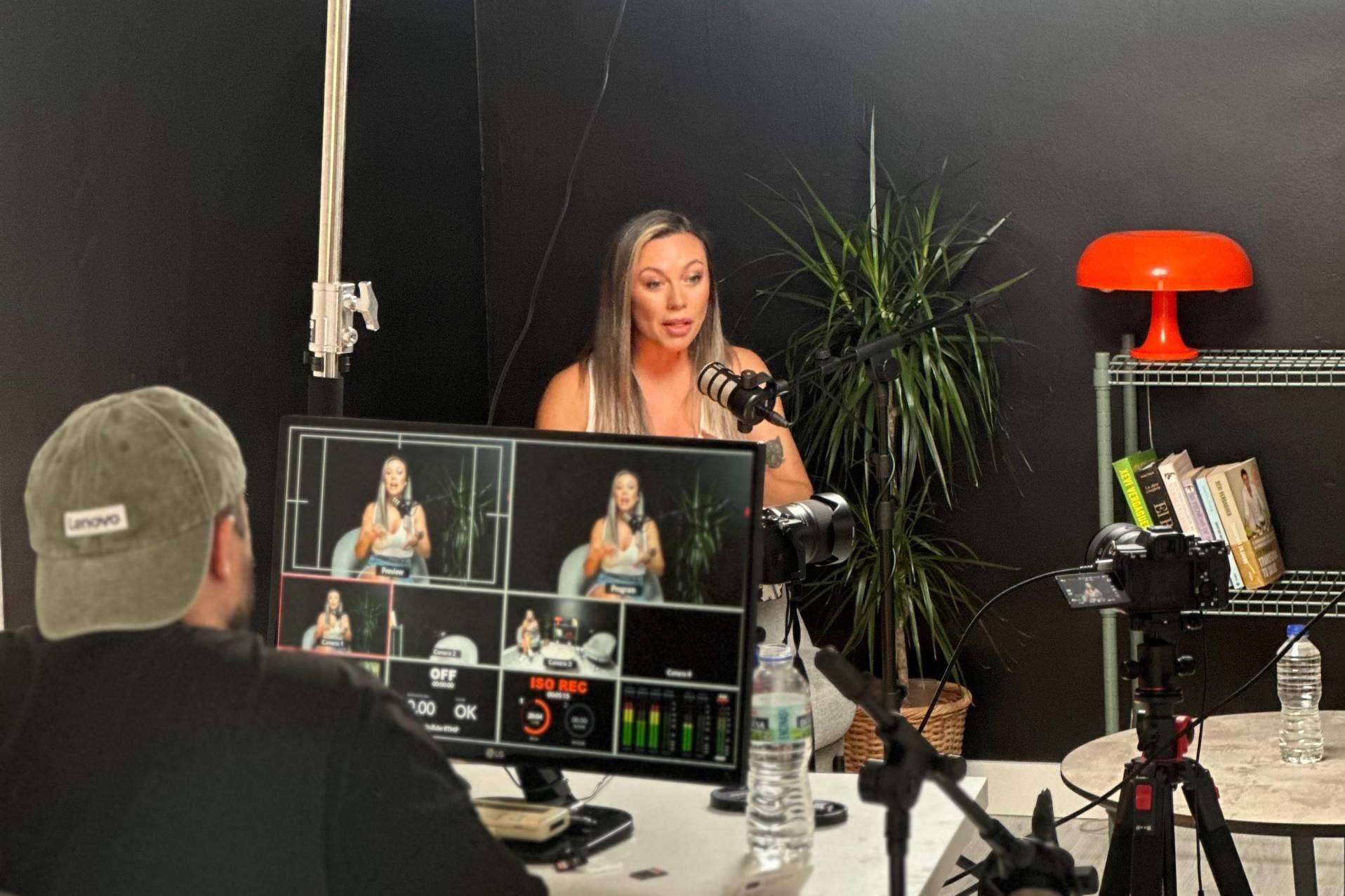 La Productora de Podcast Favorita de los Creadores de Contenido Qué Onda Studios