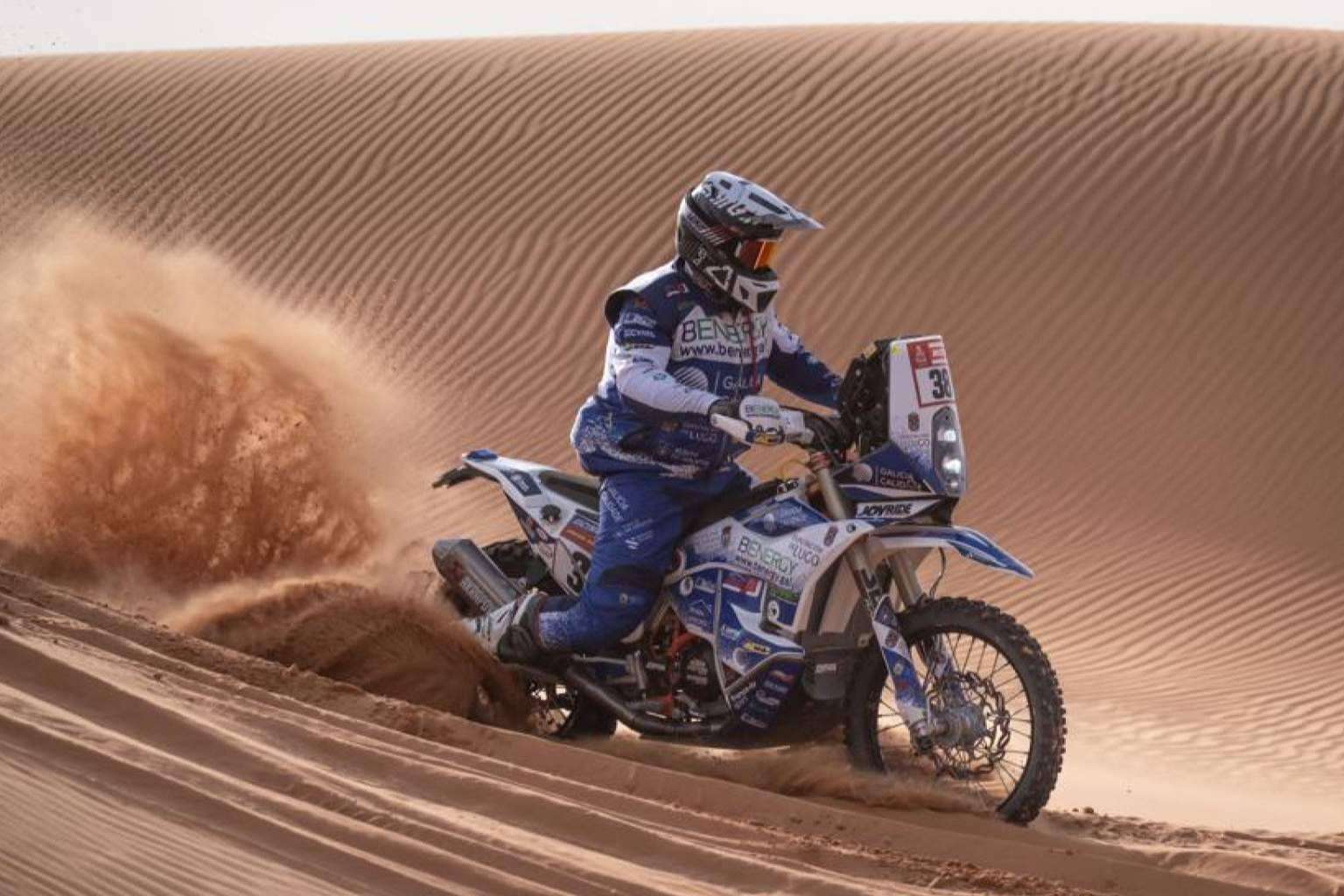 ADHESIVOSEMBARRADOS, líder en adhesivos de moto personalizados para pilotos del DAKAR
