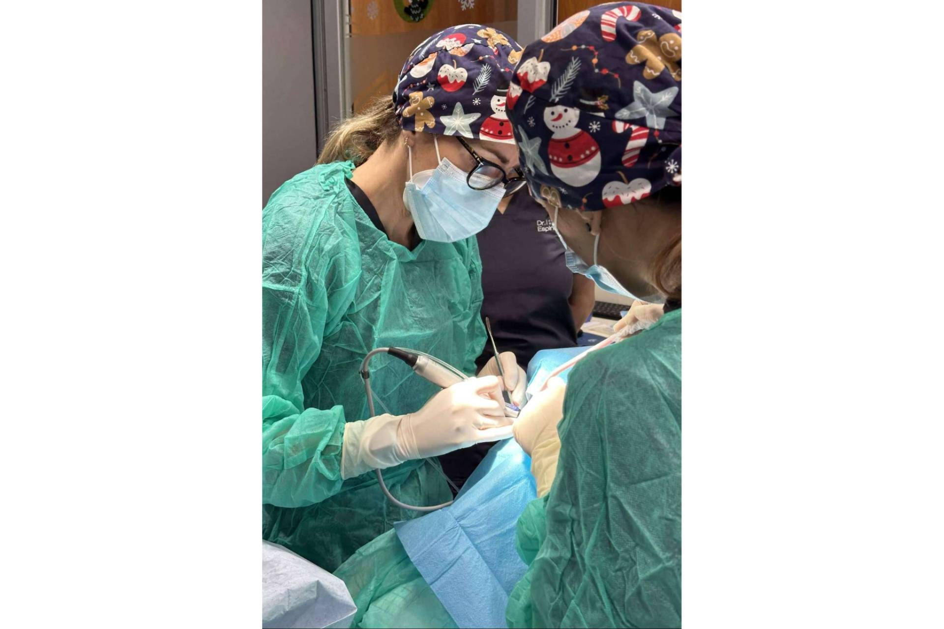 Clínica Dental Dr. Espinosa en Gijón; Implantes dentales para empezar el Año Nuevo con una sonrisa renovada