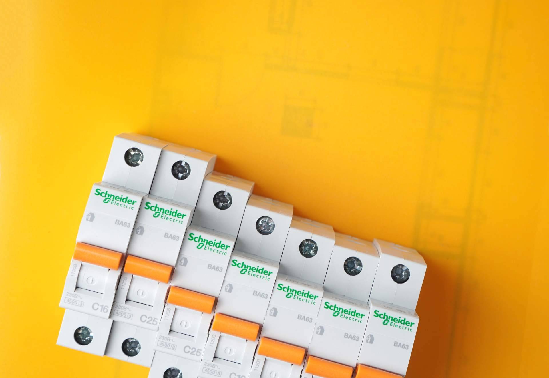 Material eléctrico Schneider Electric, calidad y envío inmediato desde Cadenza Electric