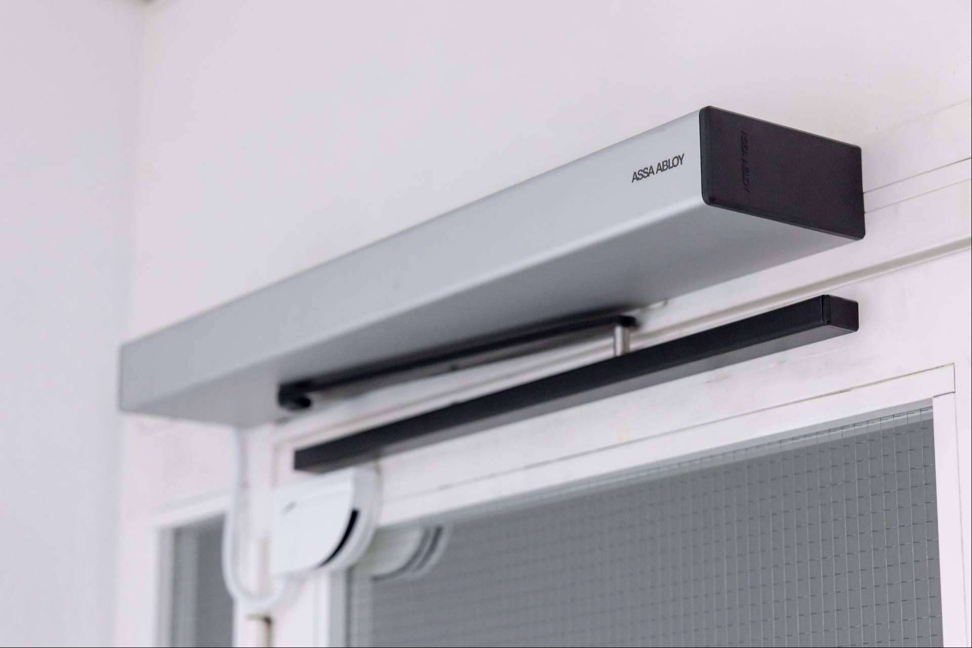 ASSA ABLOY presenta el nuevo mecanismo batiente automático SW300-S con innovación y ahorro energético