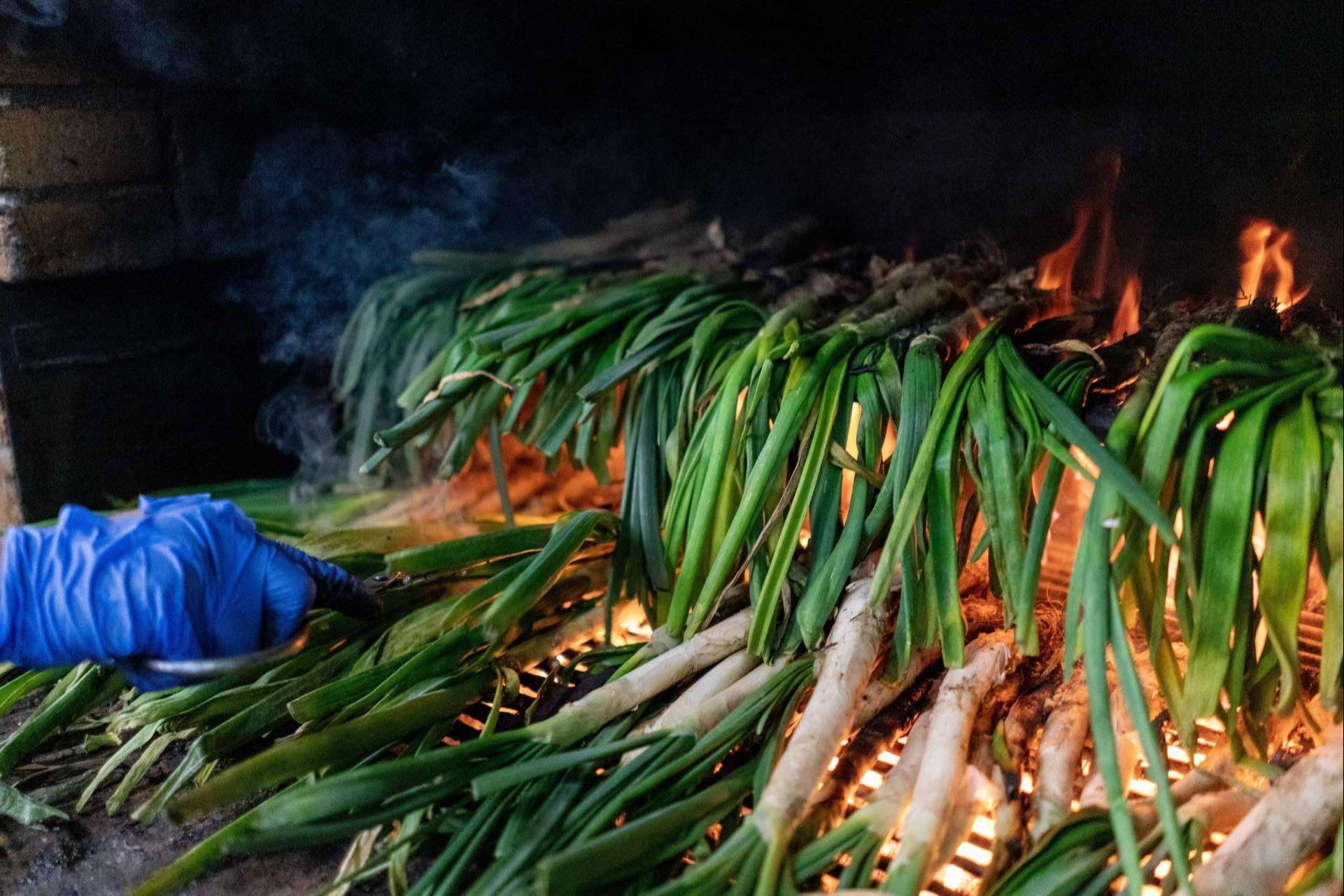 El ritual de la calçotada en Barcelona se vive en Pasa Tapas