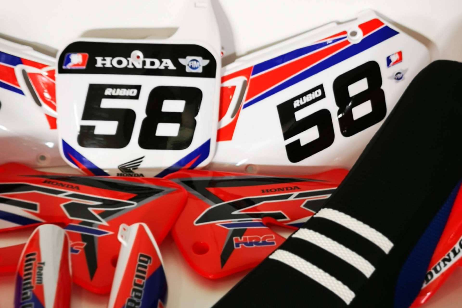 Motos de cross con identidad propia gracias a los plásticos y adhesivos de ADHESIVOSEMBARRADOS