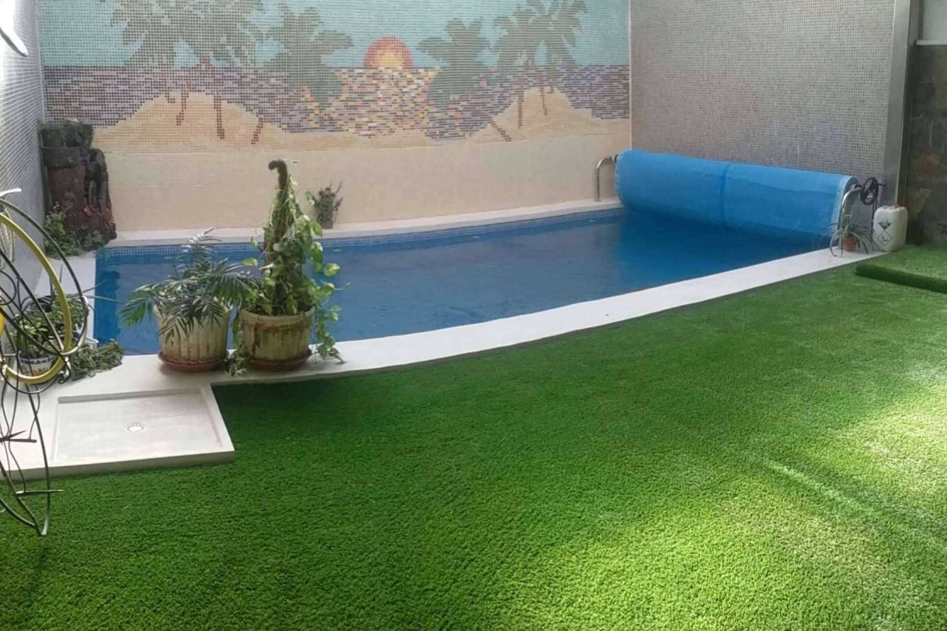 Albergrass propone un verano sin tareas de jardinería con su solución de césped artificial para piscina