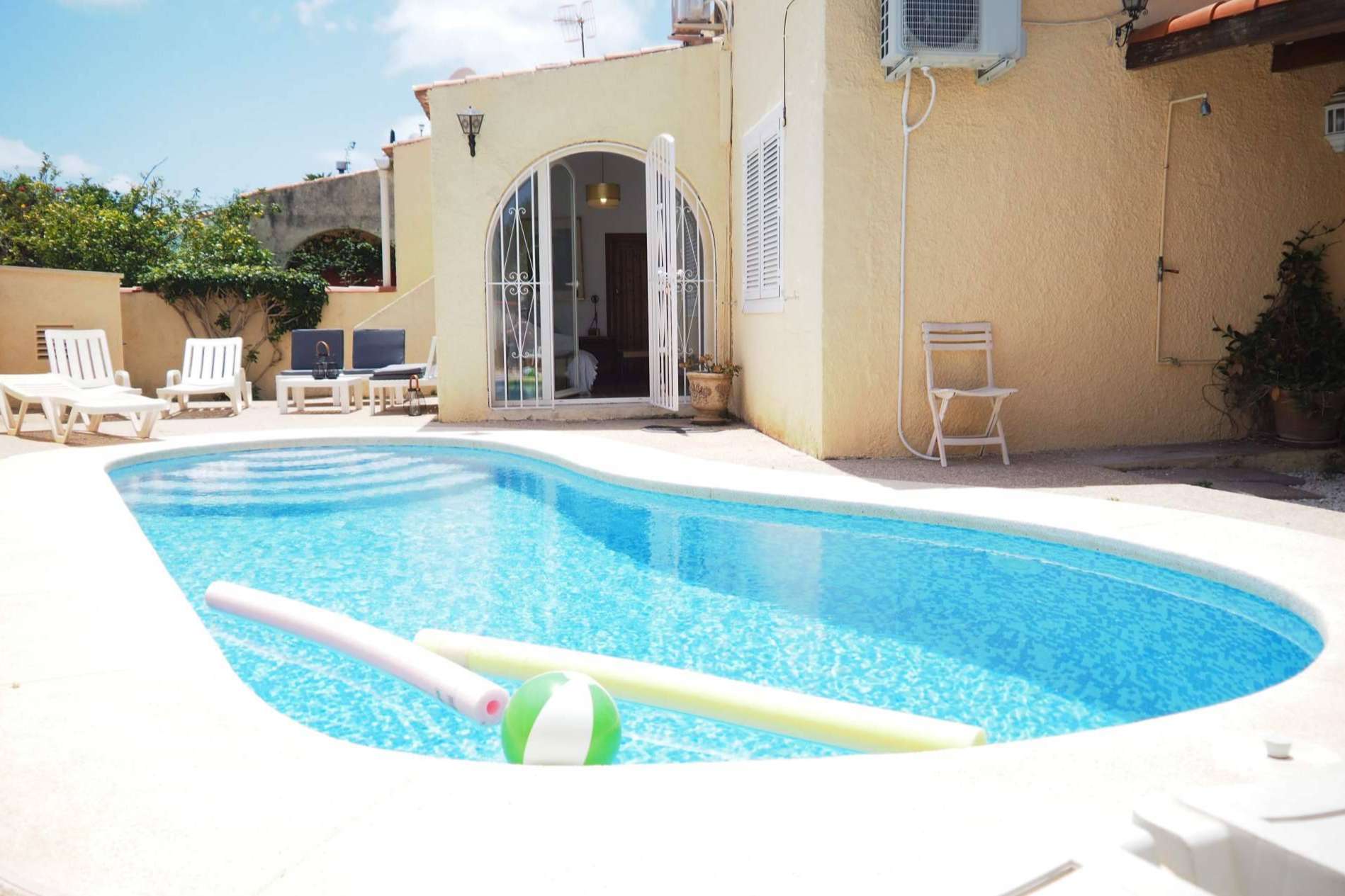 Alquileres Agatha Martínez Soria ofrece villas y apartamentos con piscina en Calpe y alrededores