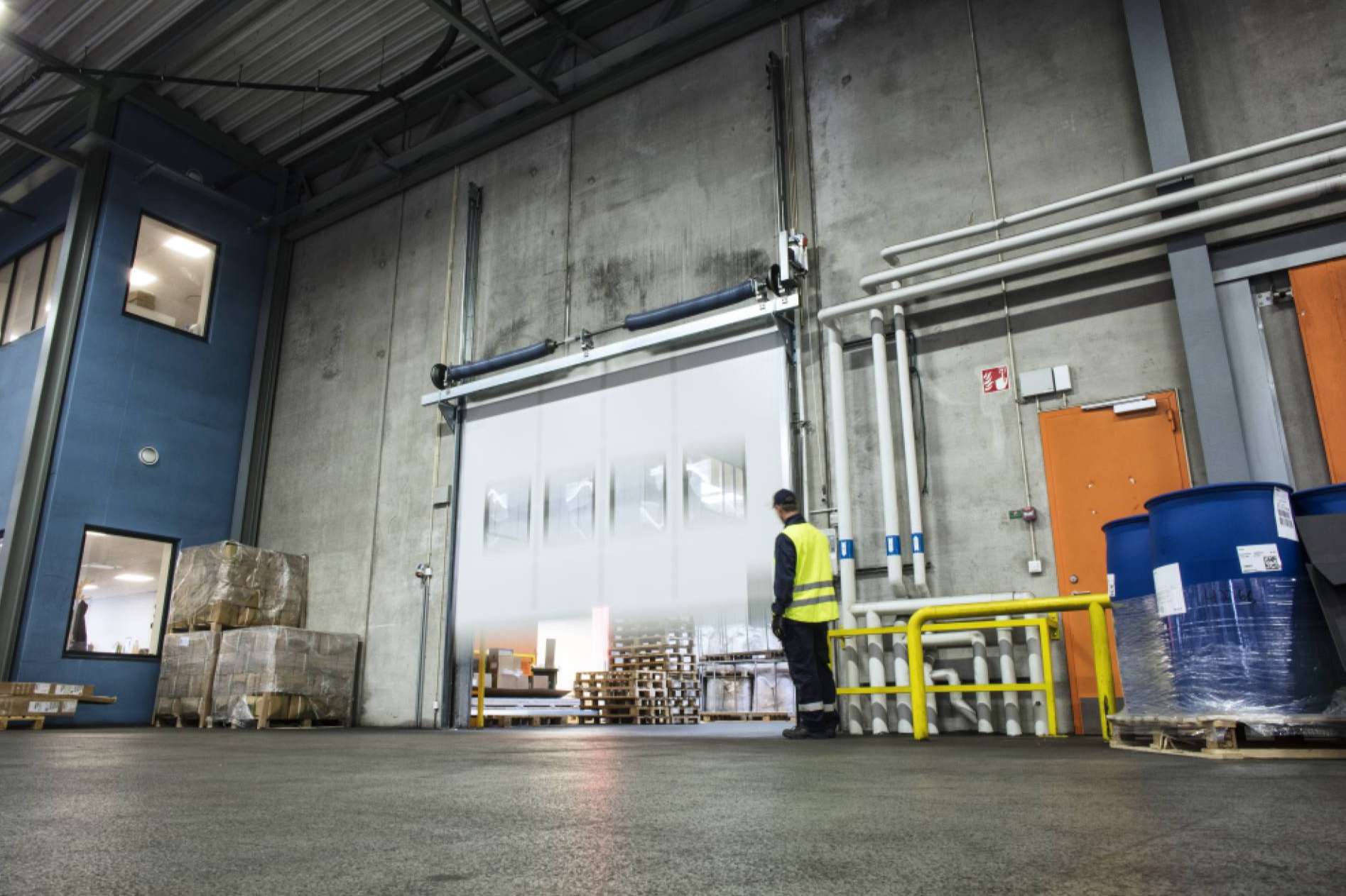 ASSA ABLOY mejora la operativa en almacenes con equipamiento logístico de alta calidad